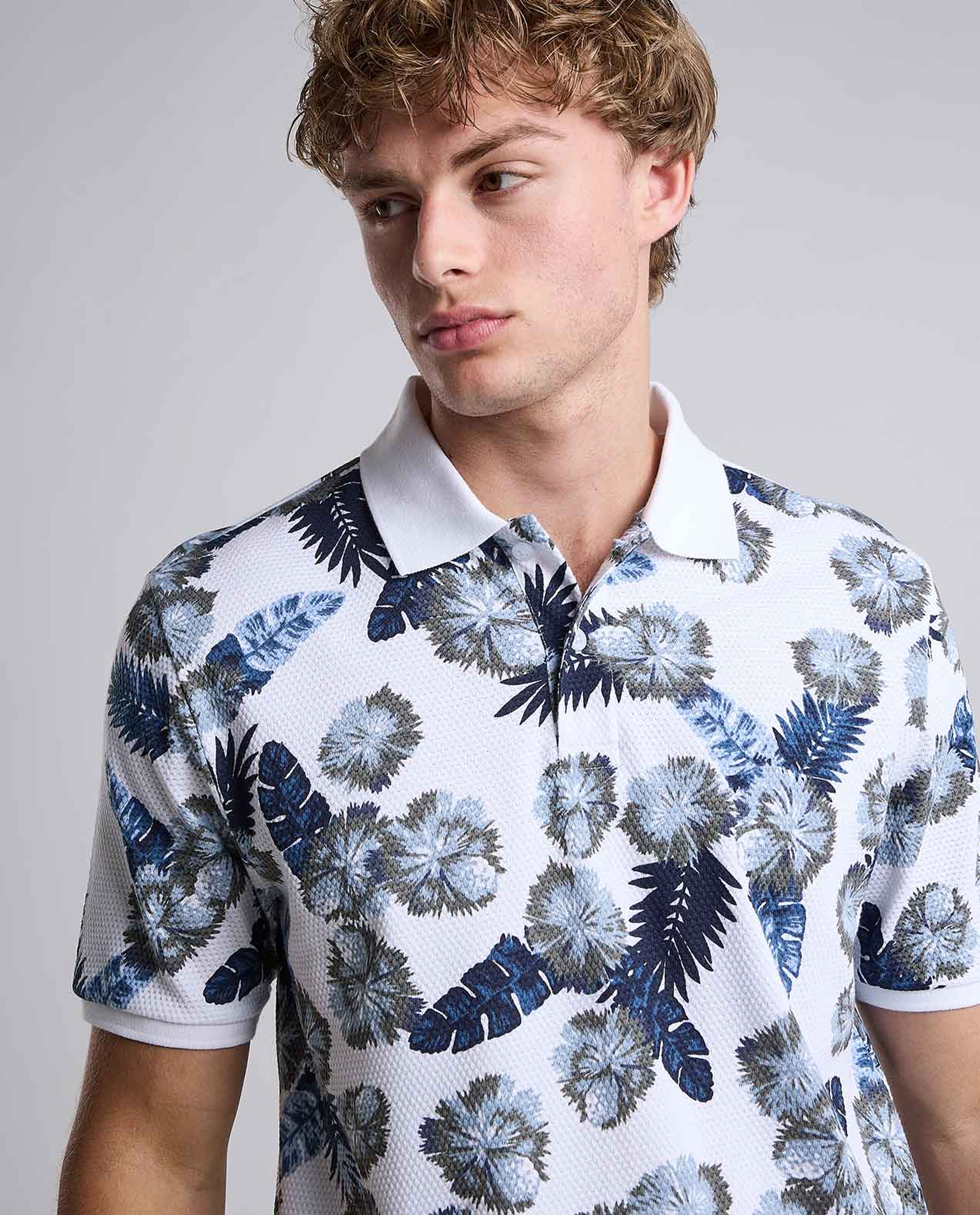 تيشيرت بولو منقوش بياقة قميص وأكمام قصيرة