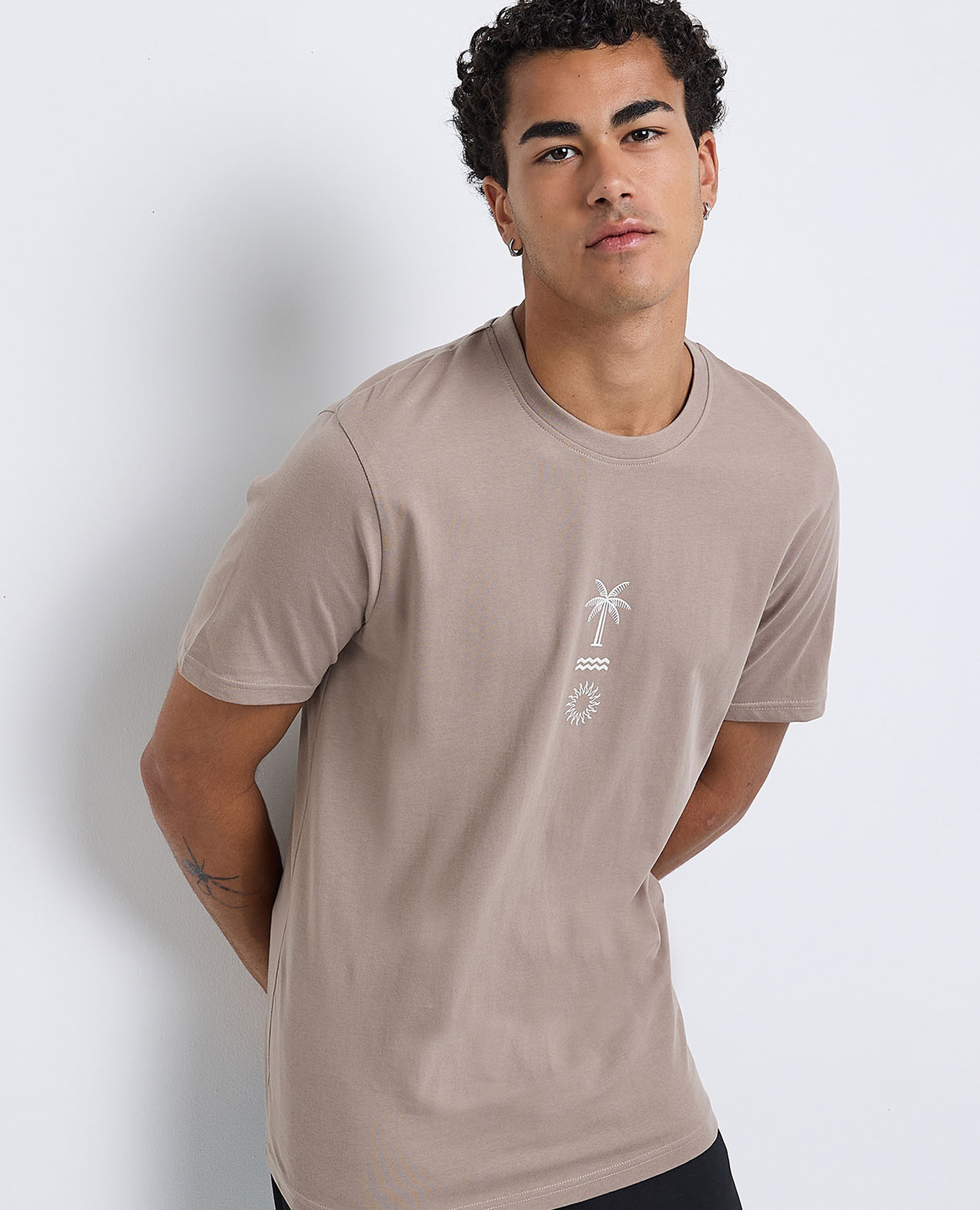 تيشيرت بطبعة برقبة مستديرة وأكمام قصيرة