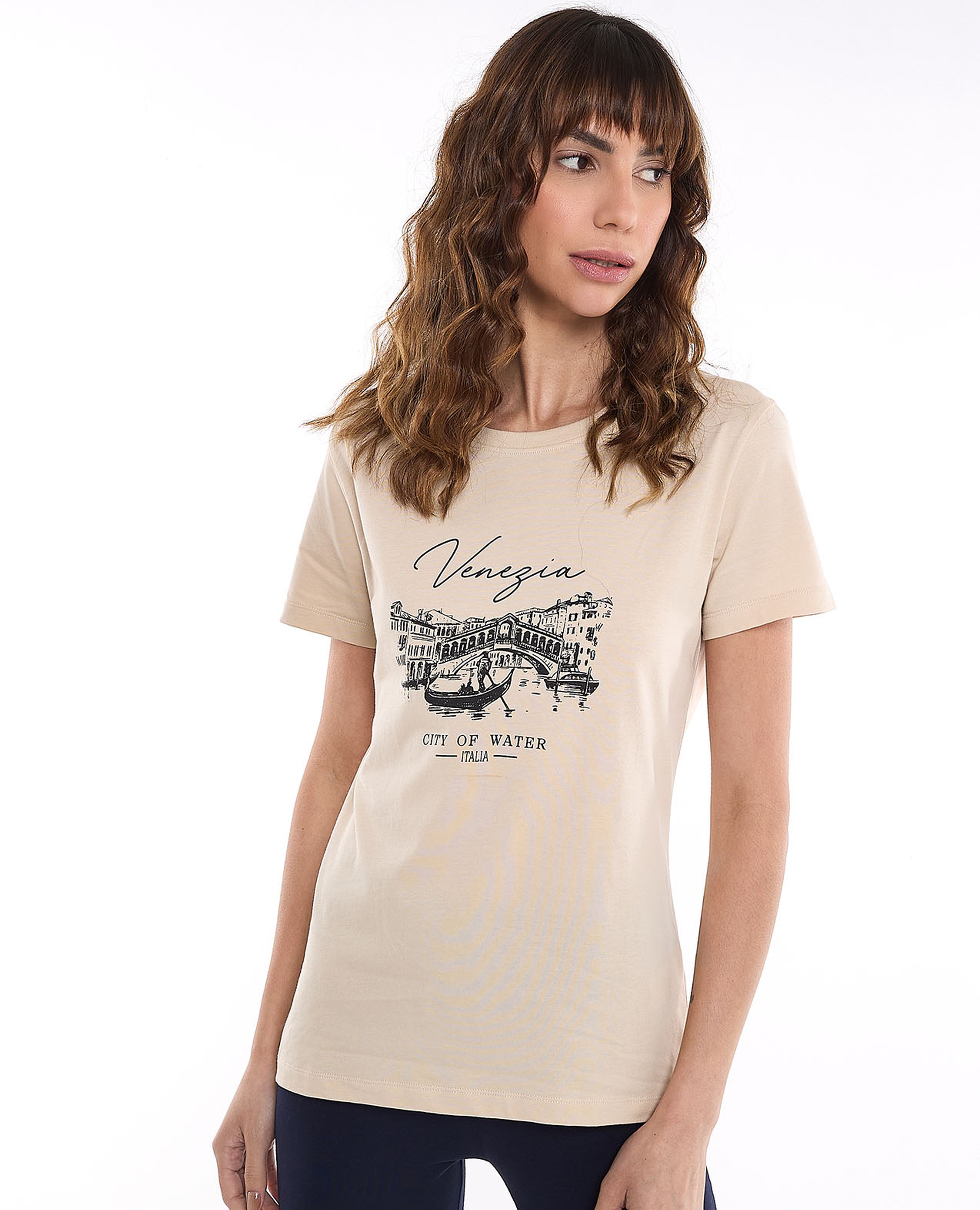 تيشيرت بطبعة برقبة مستديرة وأكمام قصيرة