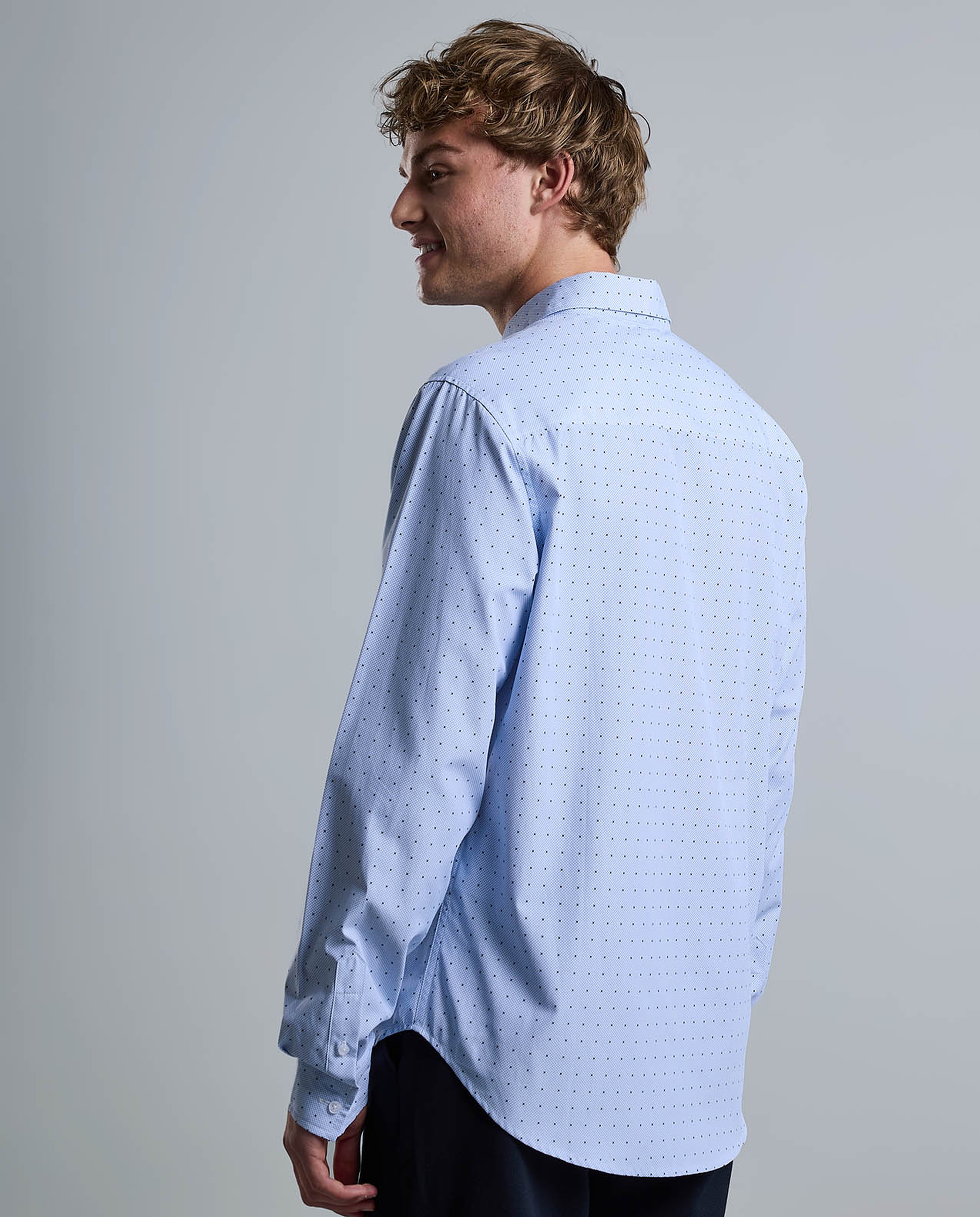 قميص منقوش بياقة وأزرار وأكمام طويلة