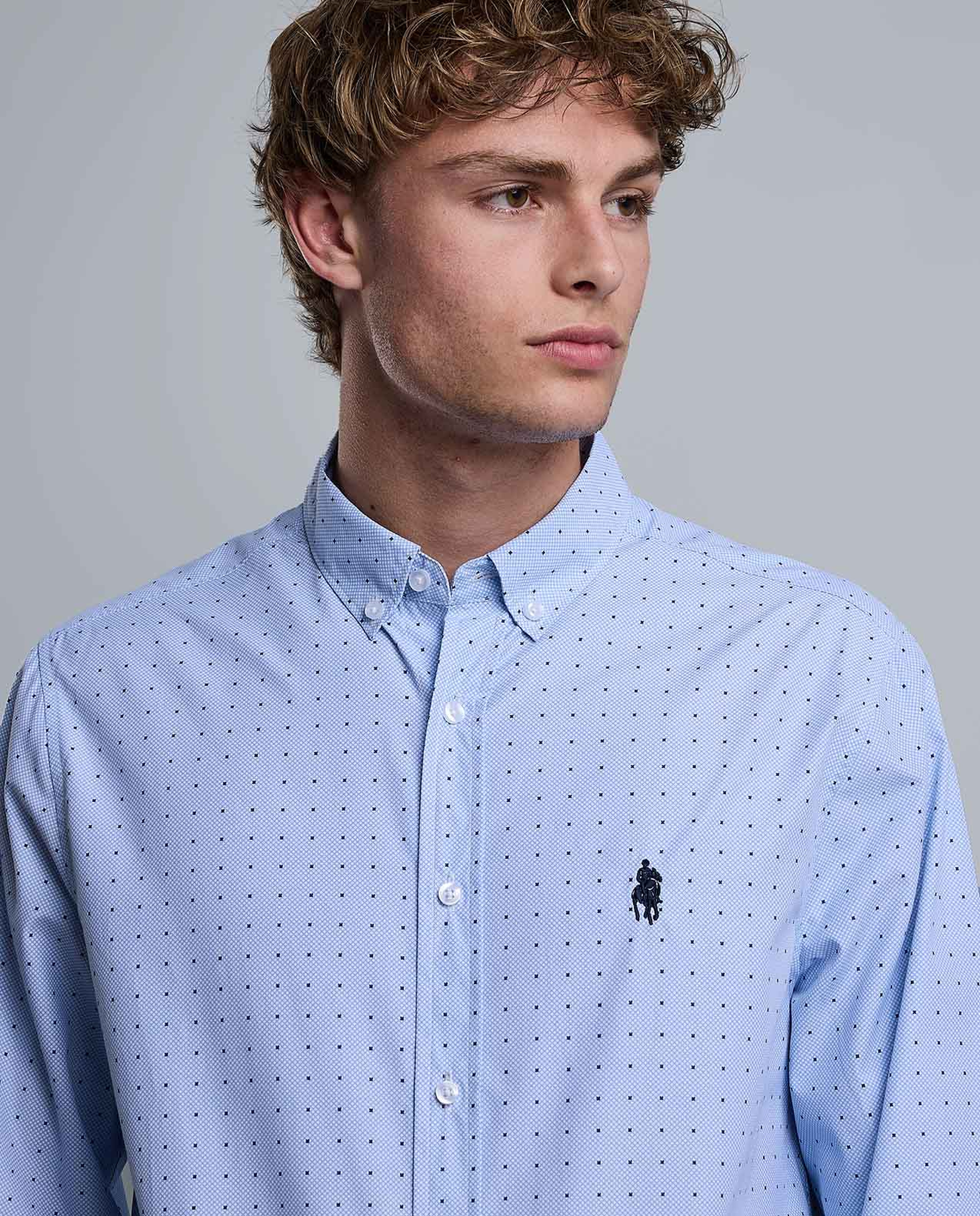 قميص منقوش بياقة وأزرار وأكمام طويلة