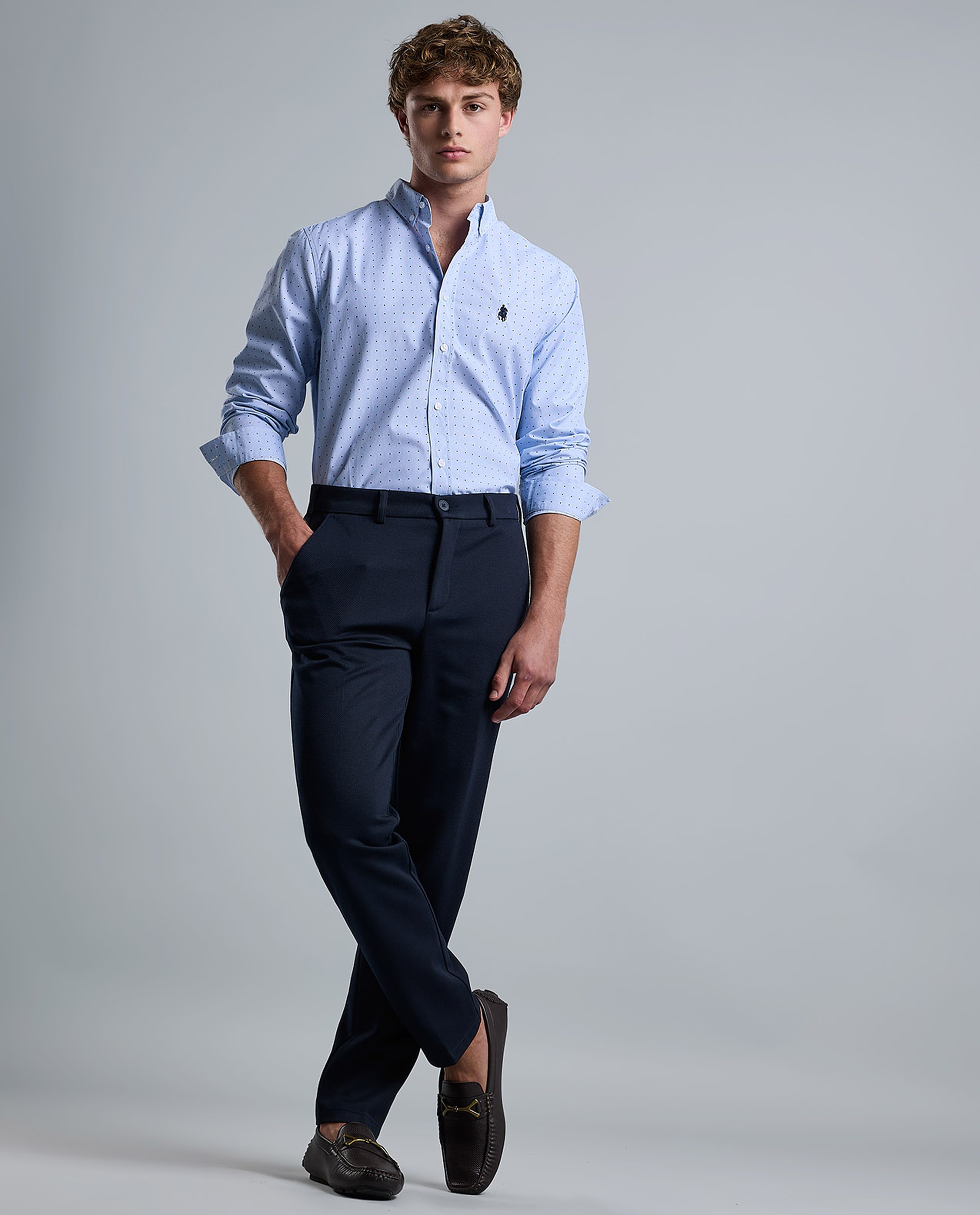 قميص منقوش بياقة وأزرار وأكمام طويلة