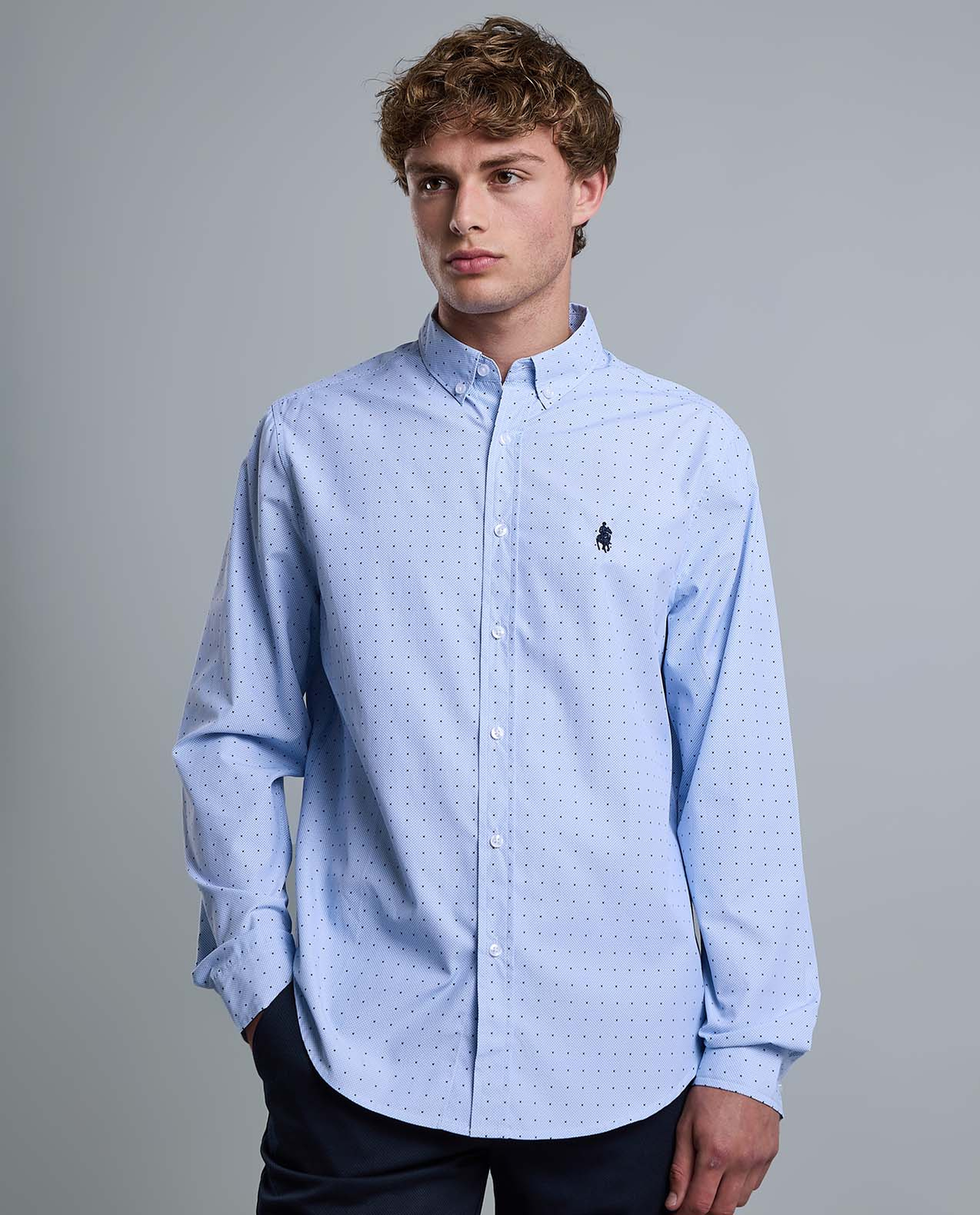 قميص منقوش بياقة وأزرار وأكمام طويلة