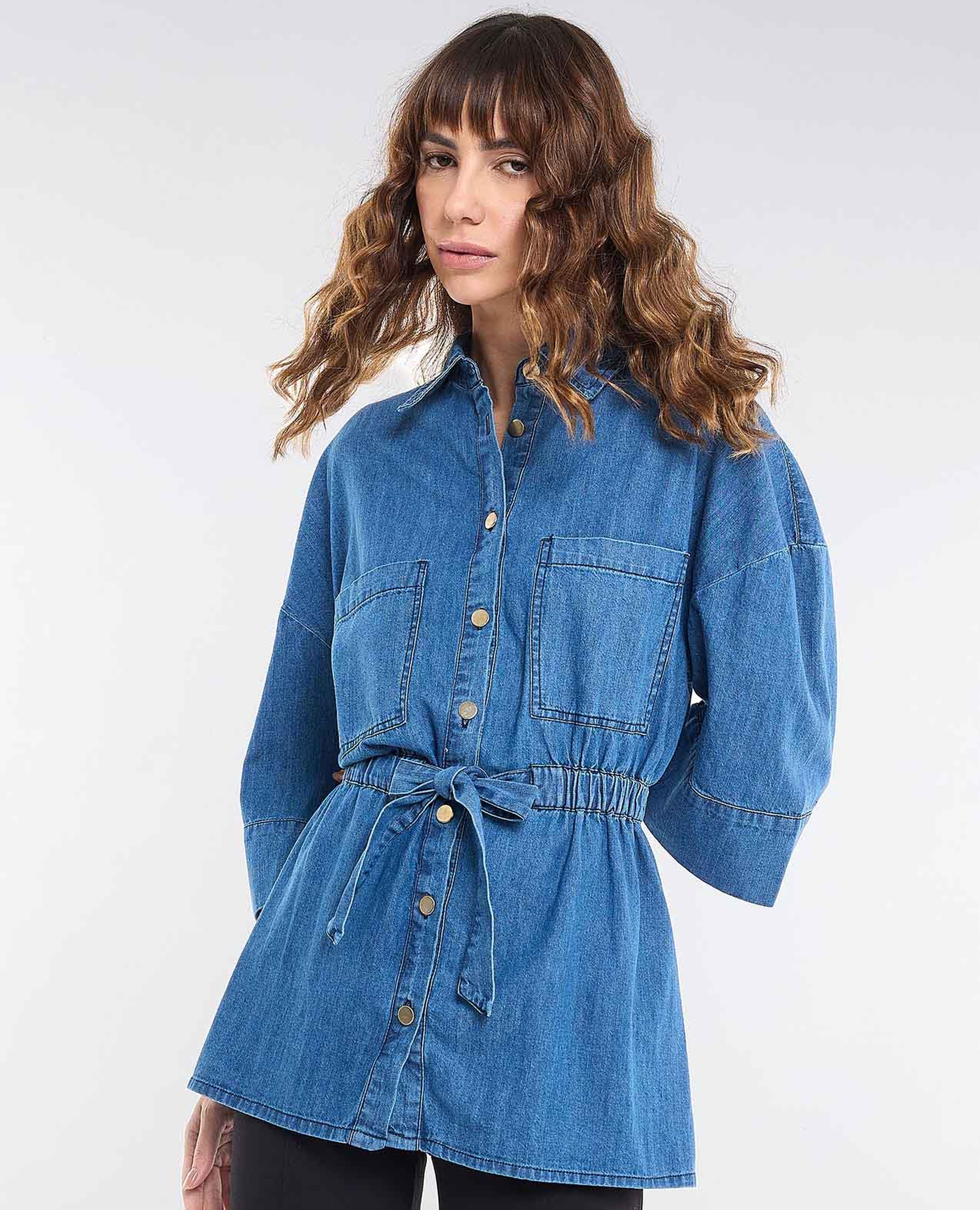 توب دنيم بخصر مربوط وياقة كلاسيكية وأكمام ٣/٤