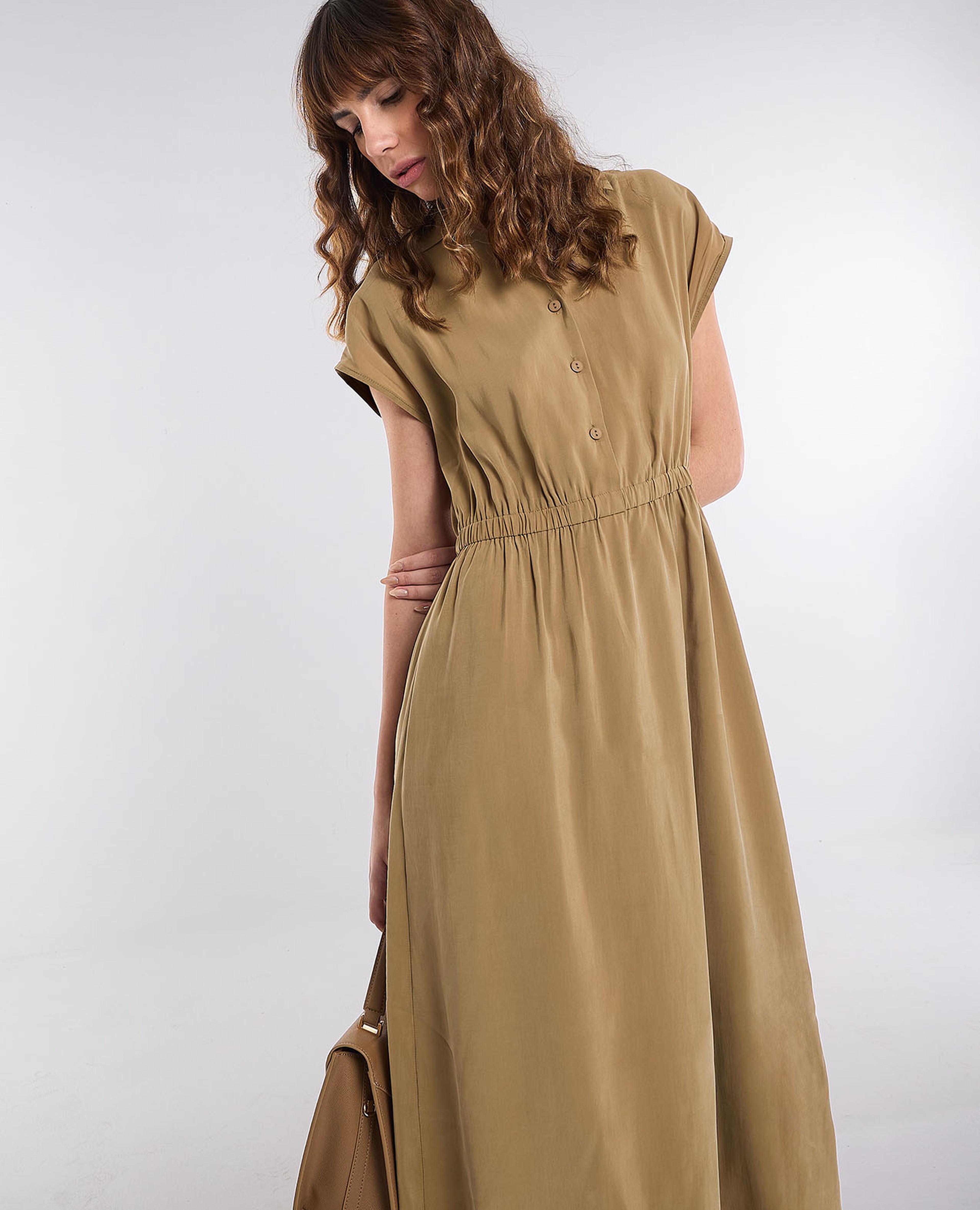 فستان ميدي بياقة كلاسيكية وأكمام قصيرة