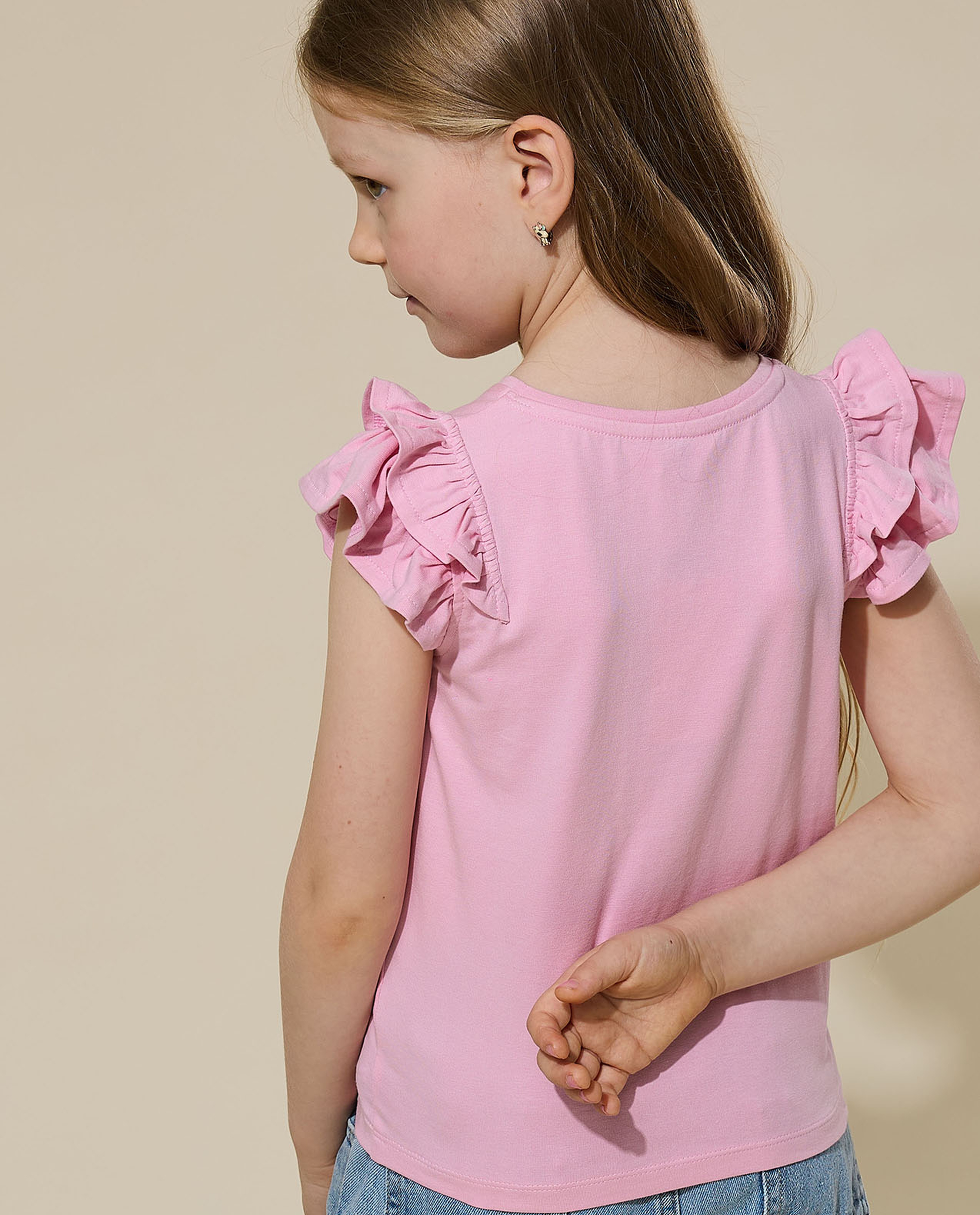 توب مزين بترتر برقبة مستديرة وأكمام بكشكشة