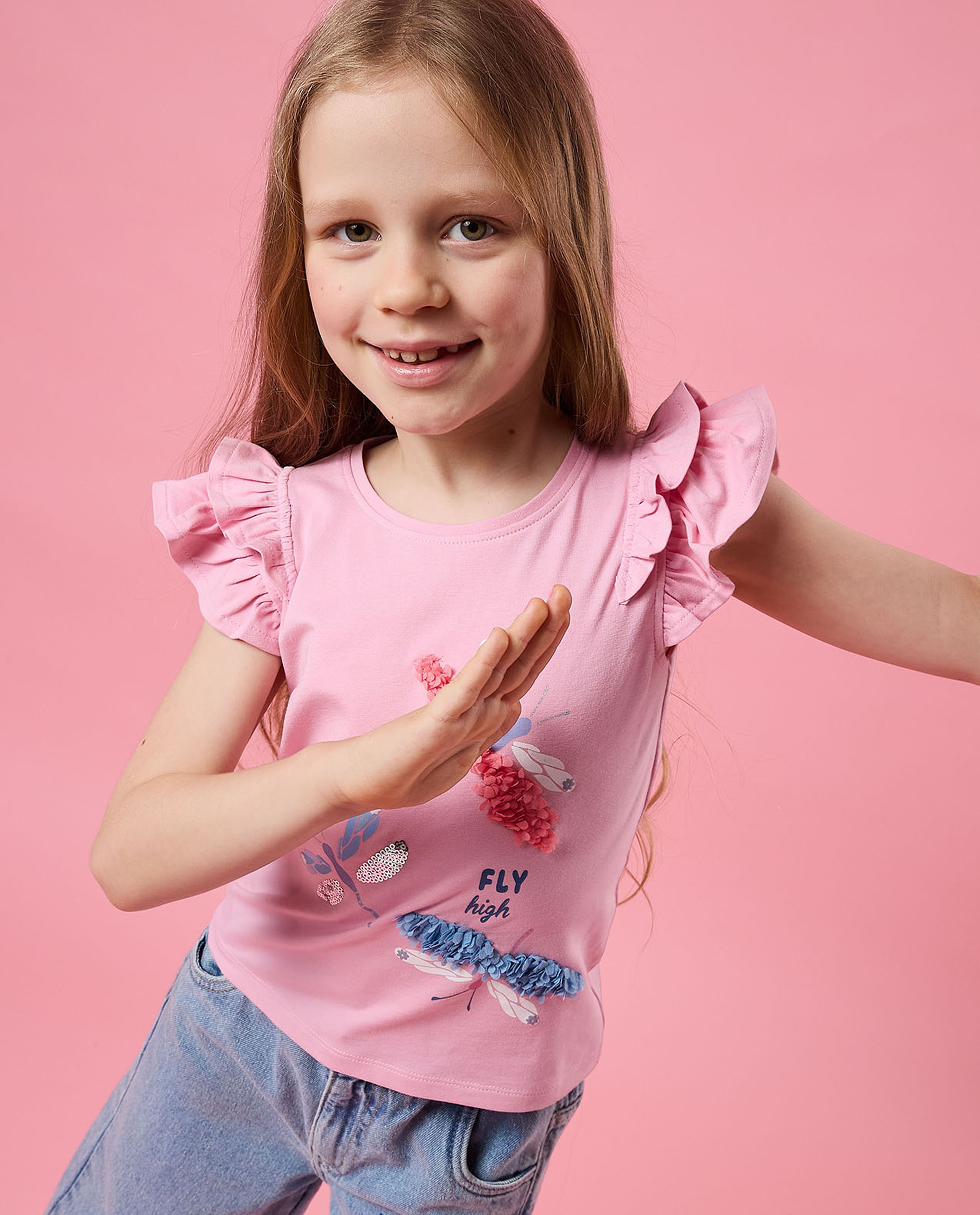 توب مزين بترتر برقبة مستديرة وأكمام بكشكشة