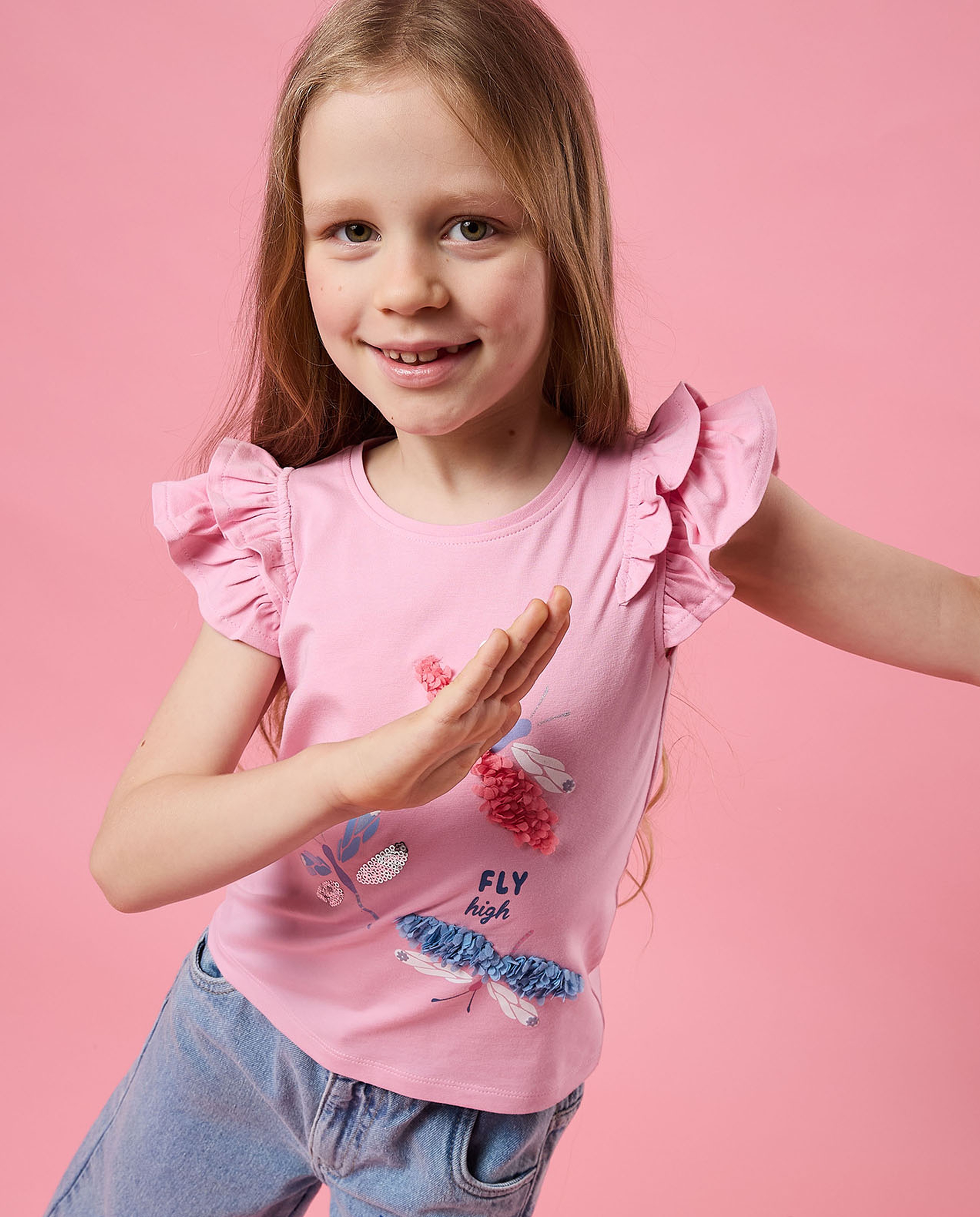 توب مزين بترتر برقبة مستديرة وأكمام بكشكشة