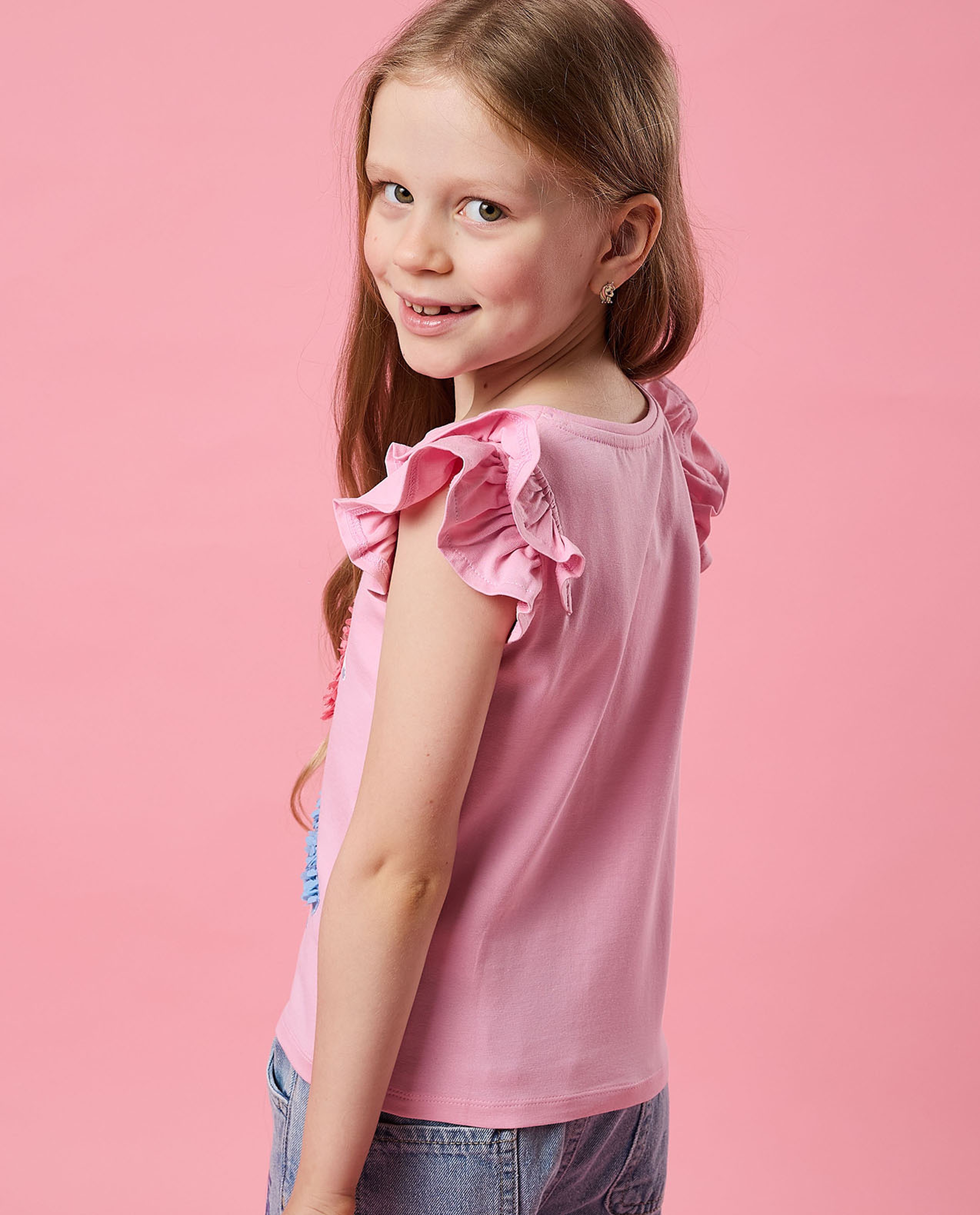 توب مزين بترتر برقبة مستديرة وأكمام بكشكشة