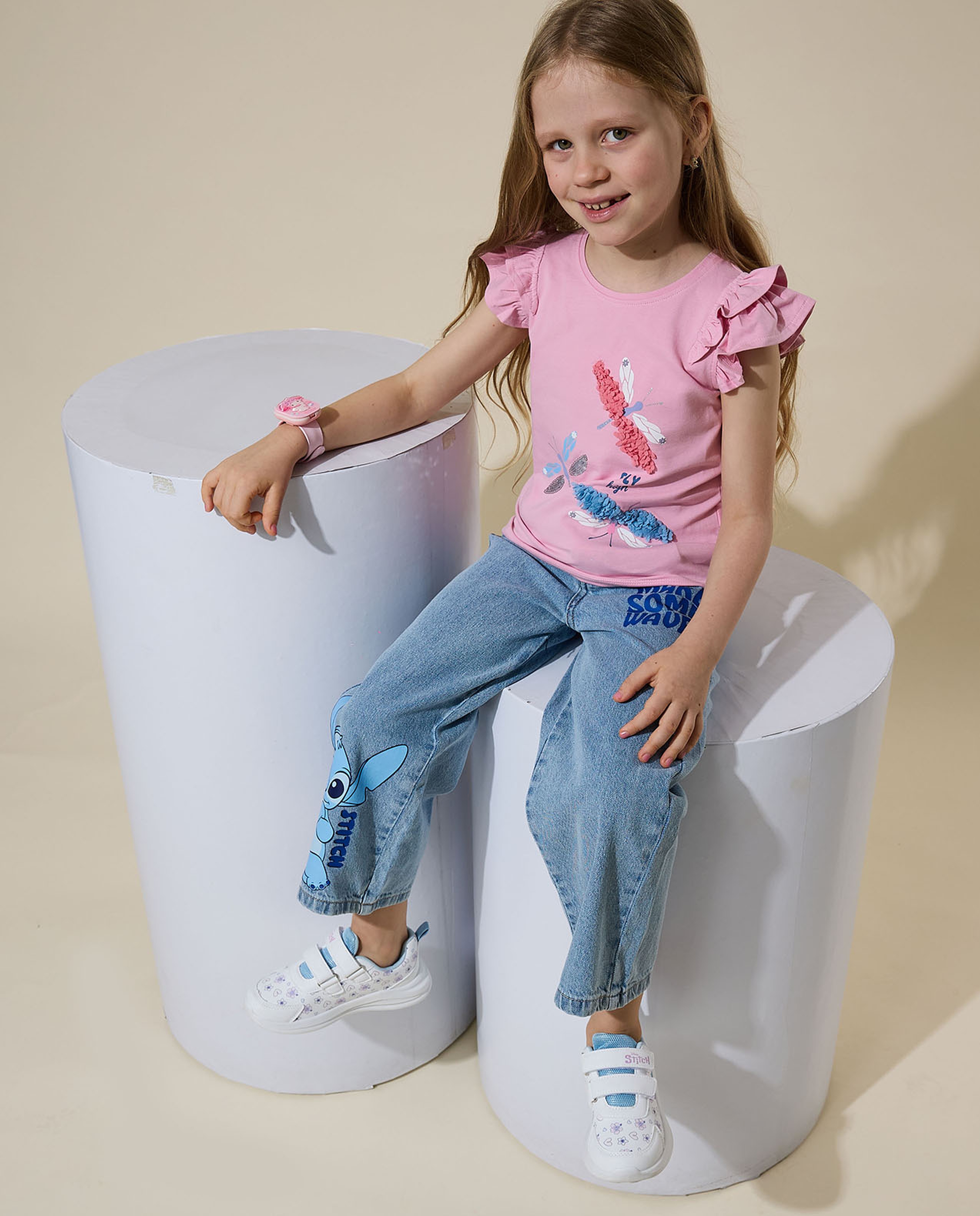 توب مزين بترتر برقبة مستديرة وأكمام بكشكشة