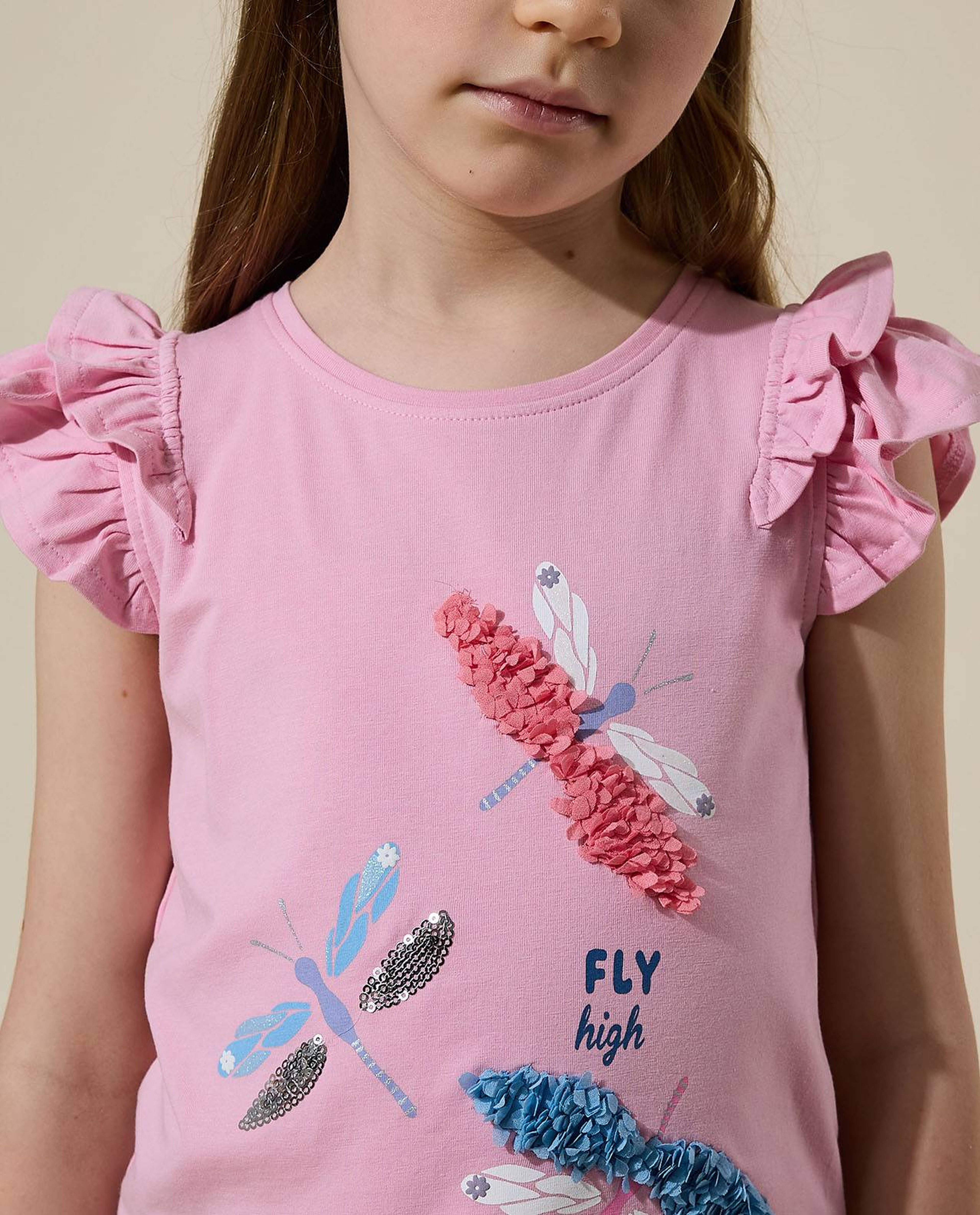 توب مزين بترتر برقبة مستديرة وأكمام بكشكشة