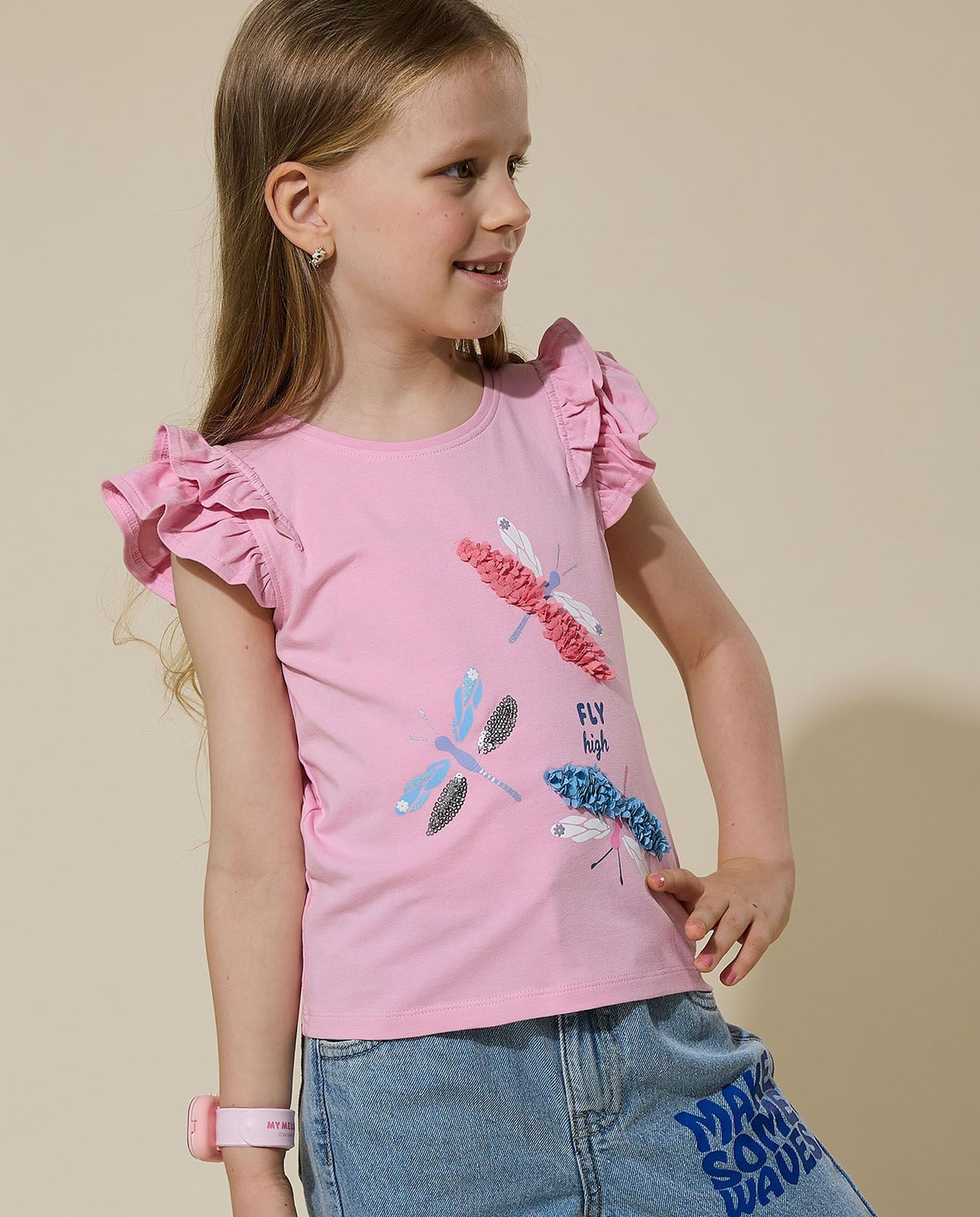 توب مزين بترتر برقبة مستديرة وأكمام بكشكشة