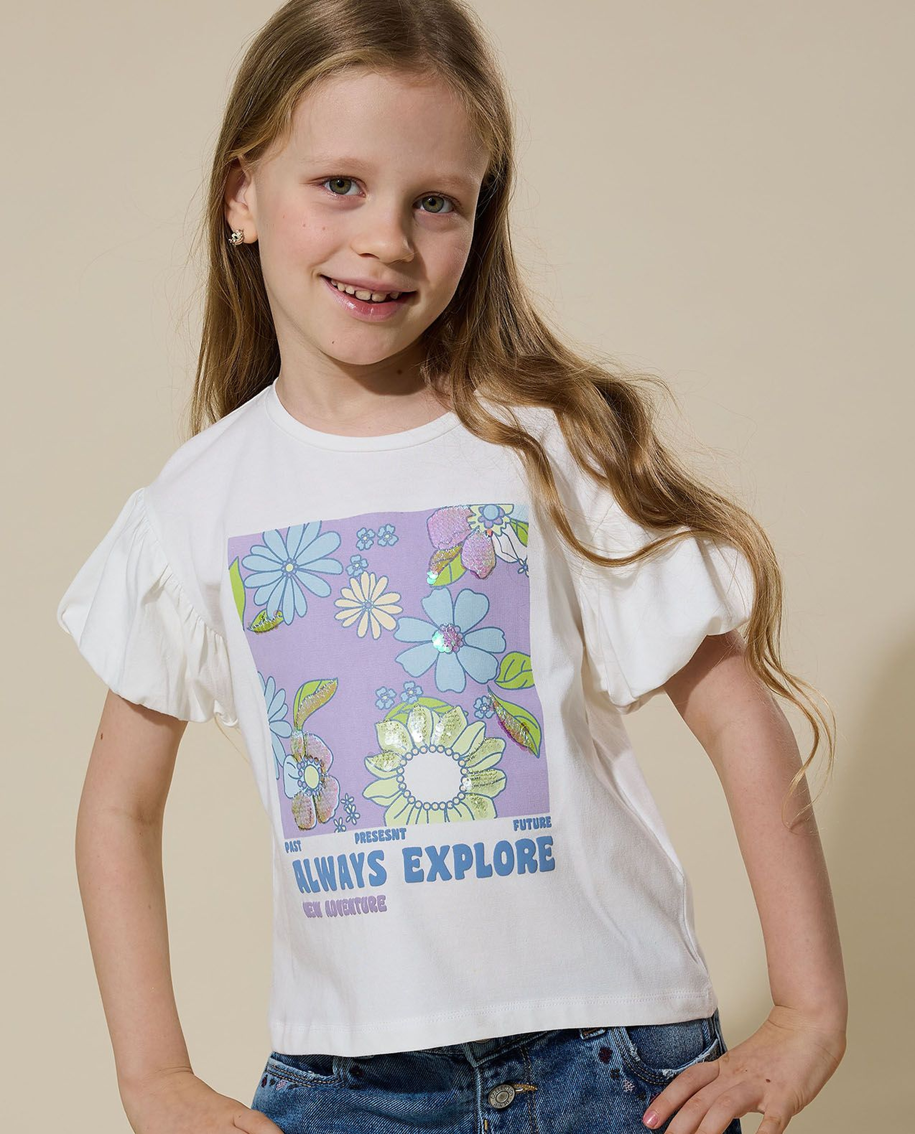 توب بطبعة برقبة مستديرة وأكمام باف