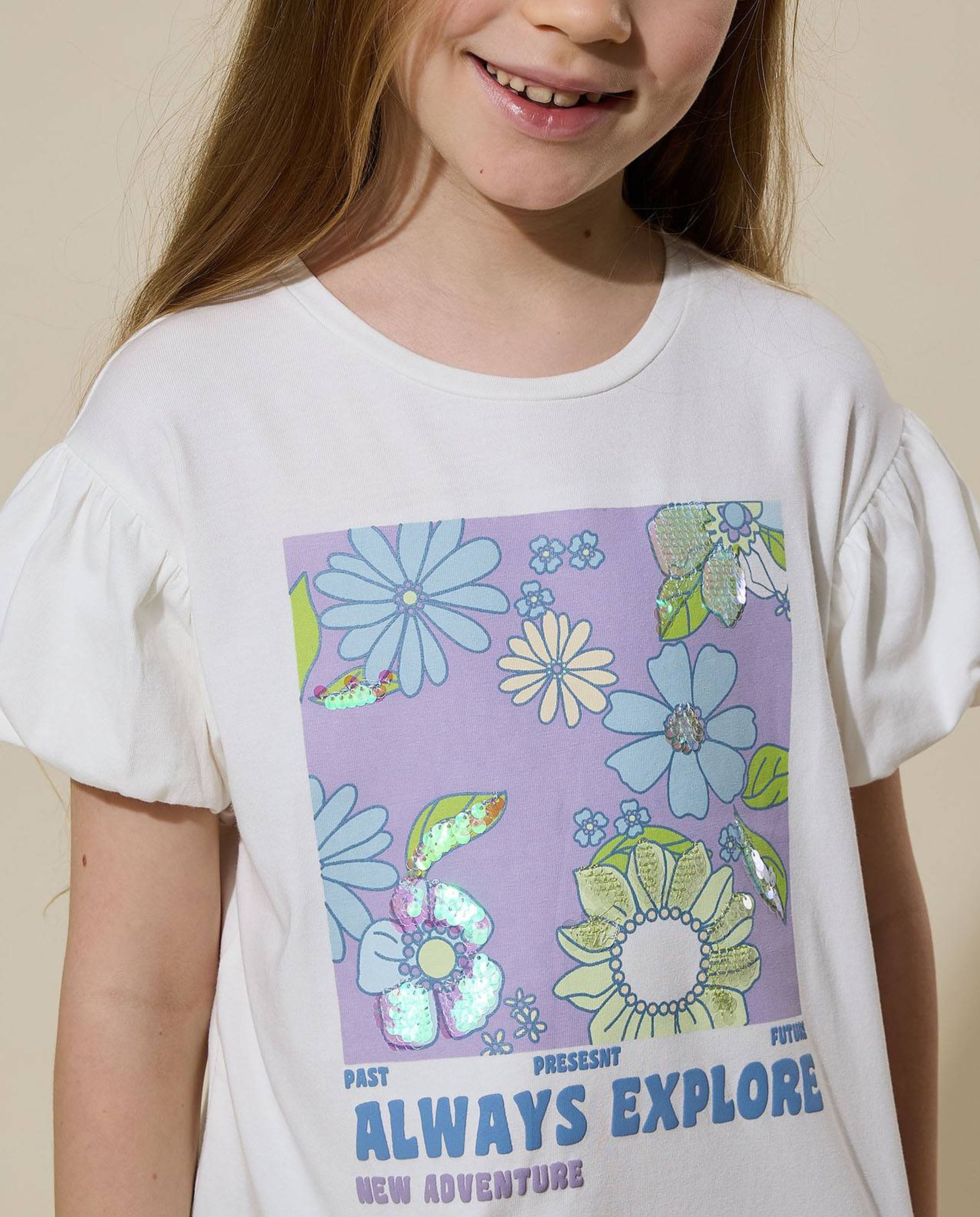 توب بطبعة برقبة مستديرة وأكمام باف