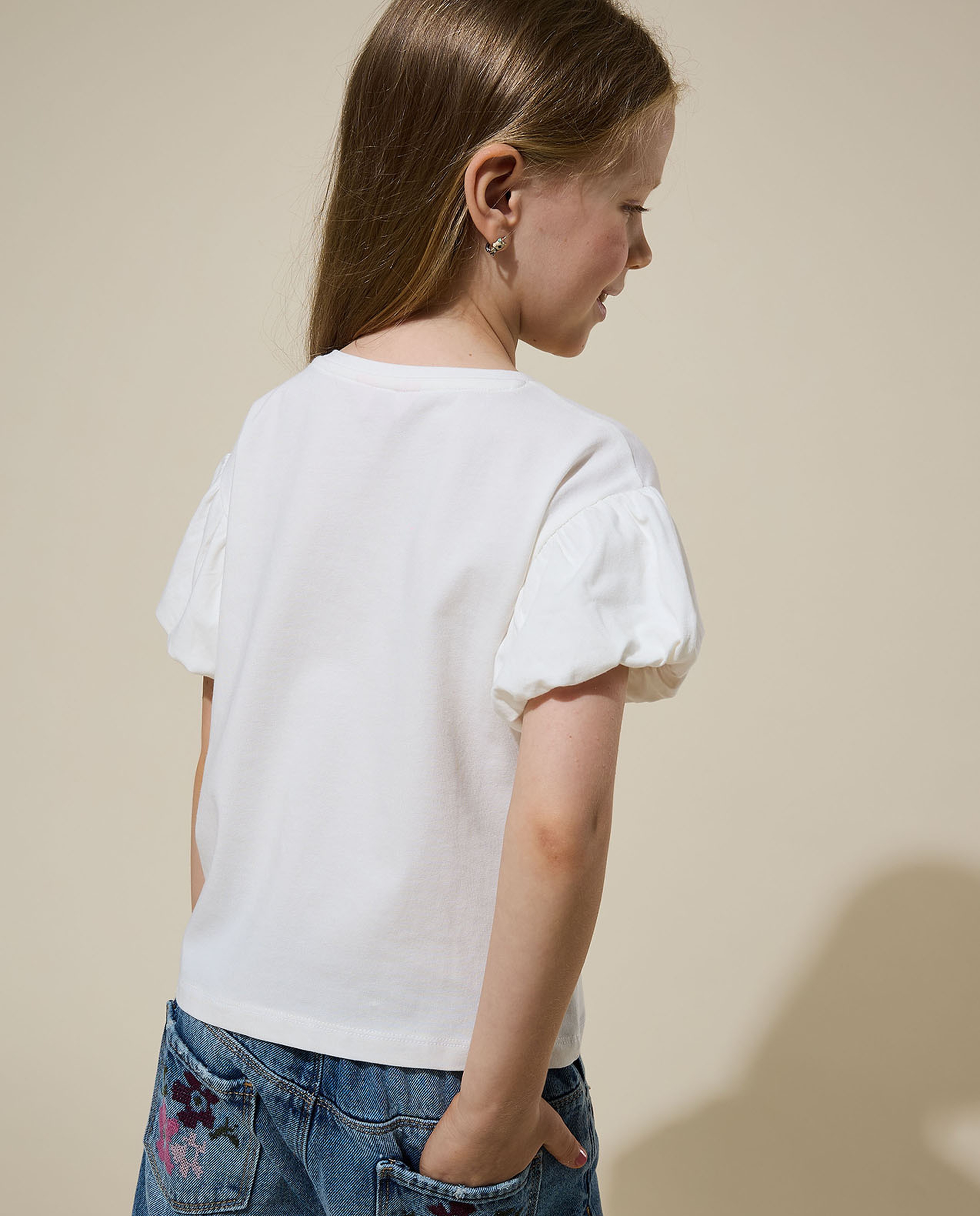 توب بطبعة برقبة مستديرة وأكمام باف