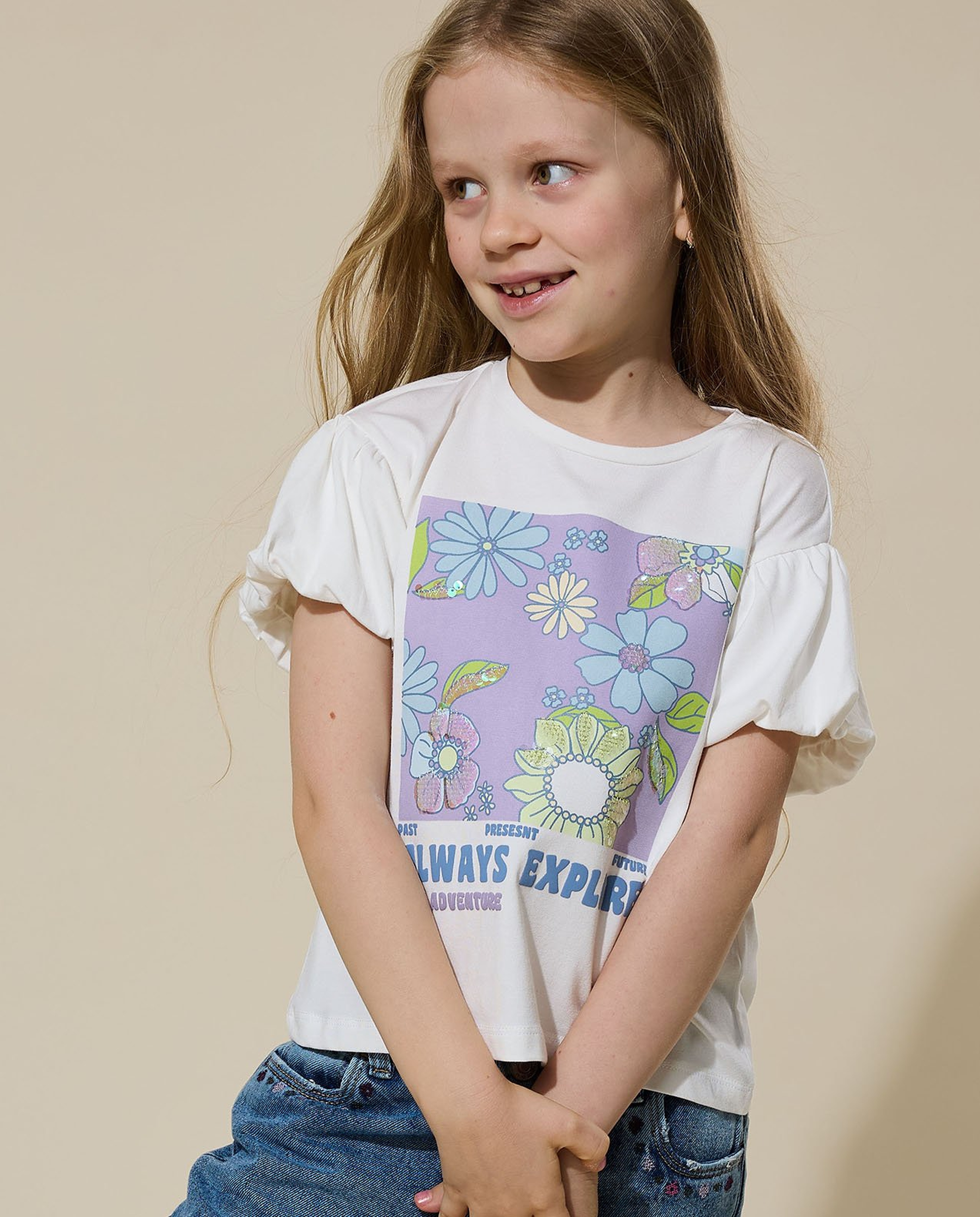 توب بطبعة برقبة مستديرة وأكمام باف