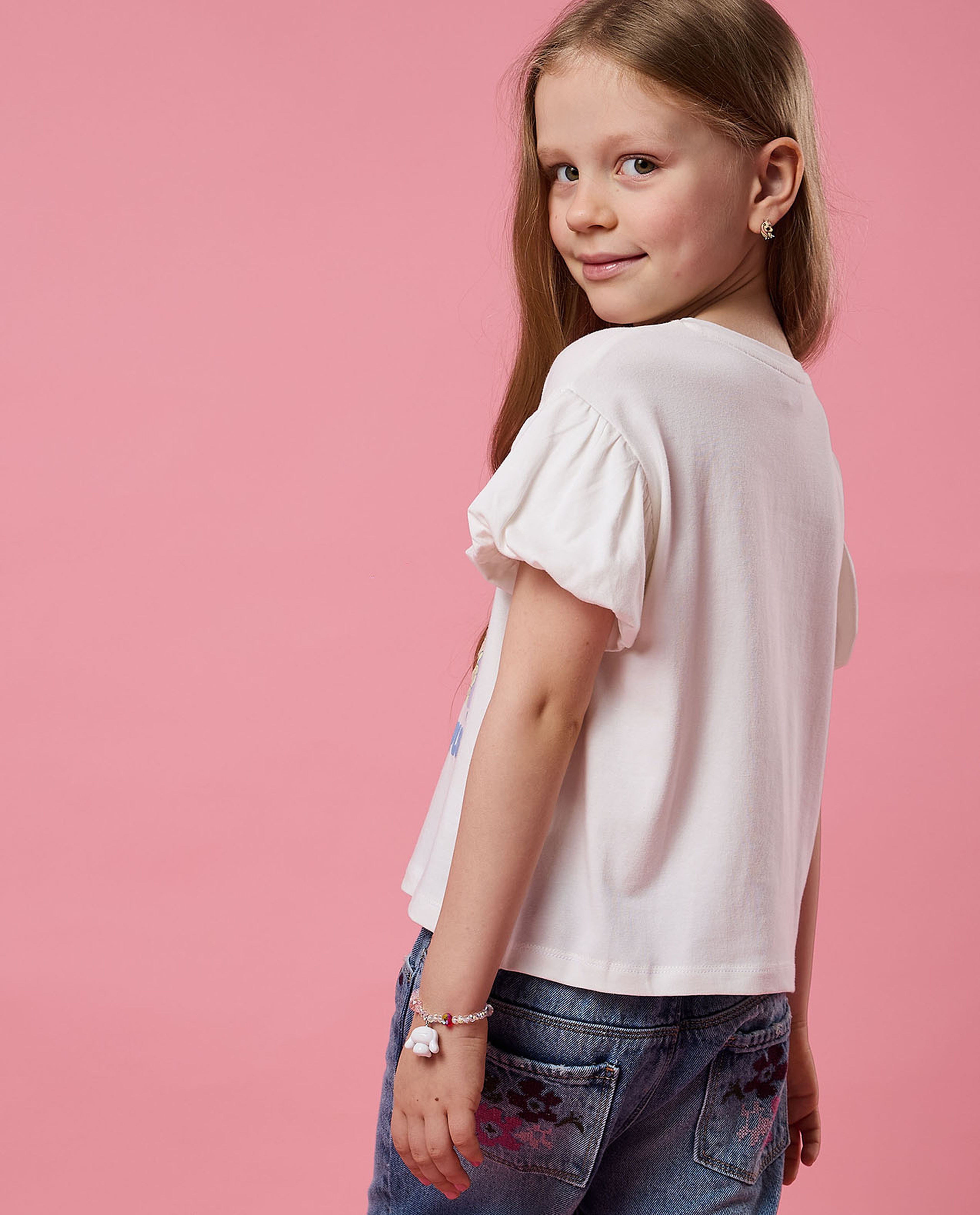 توب بطبعة برقبة مستديرة وأكمام باف