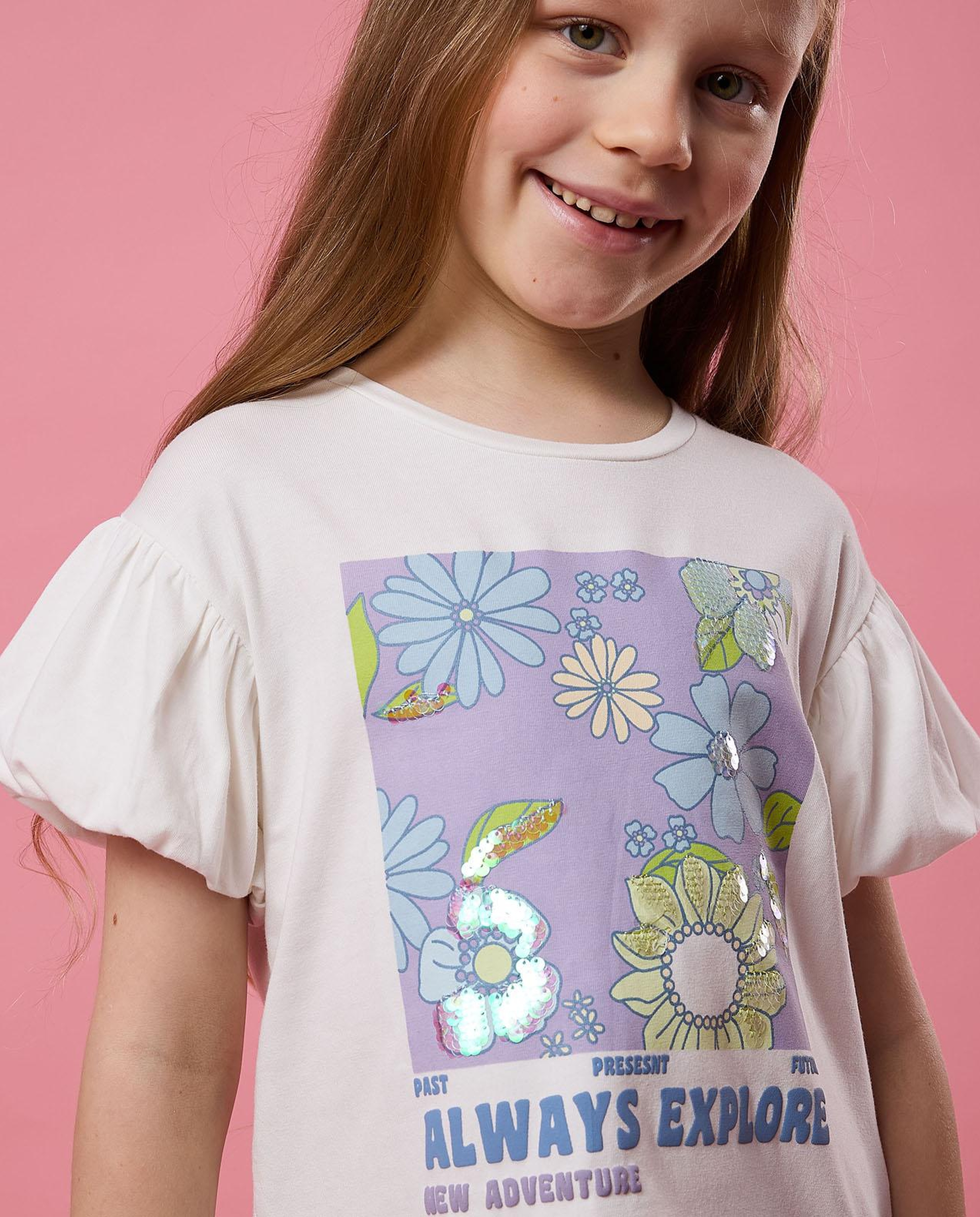 توب بطبعة برقبة مستديرة وأكمام باف