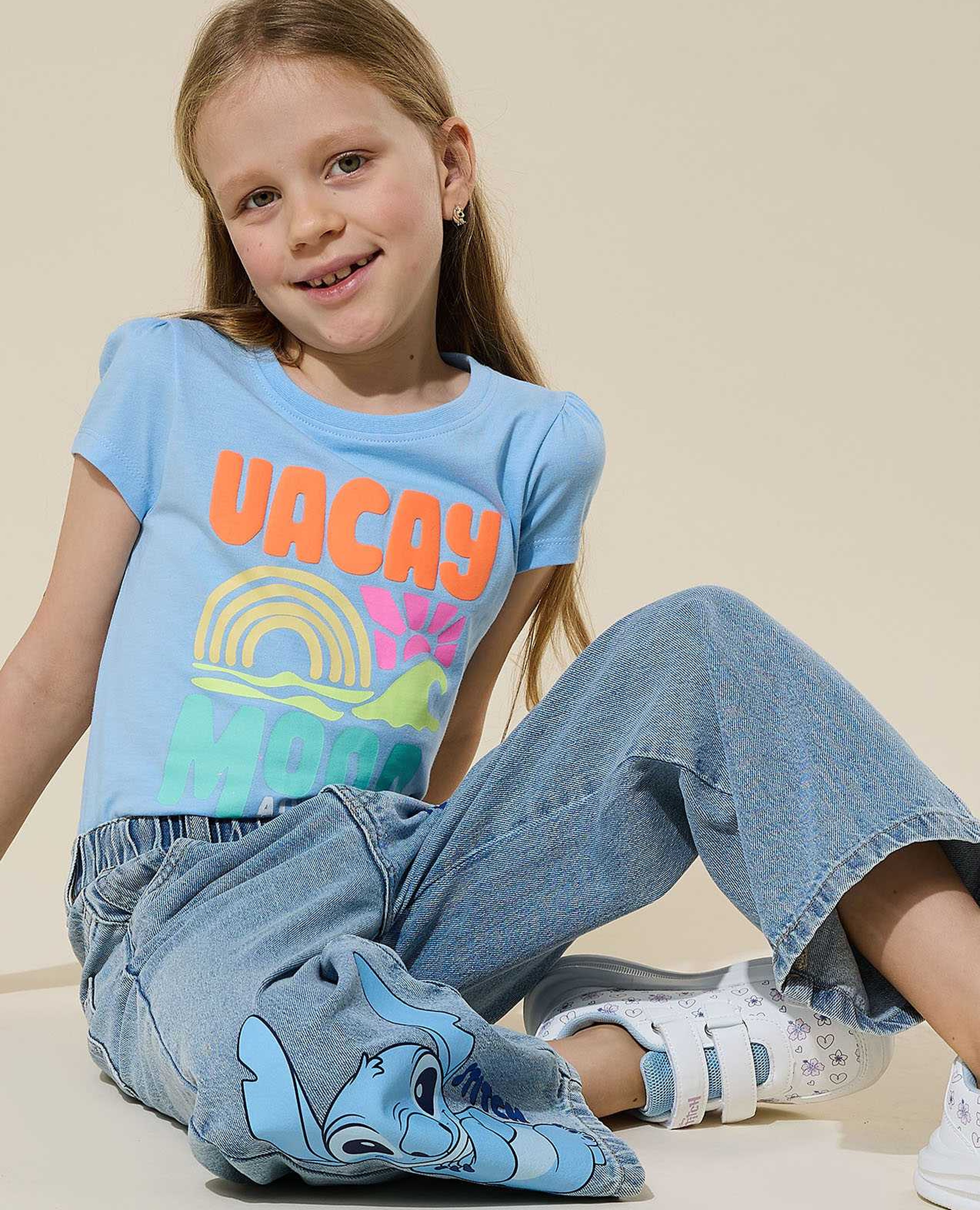 تيشيرت بطبعة برقبة مستديرة وأكمام قصيرة