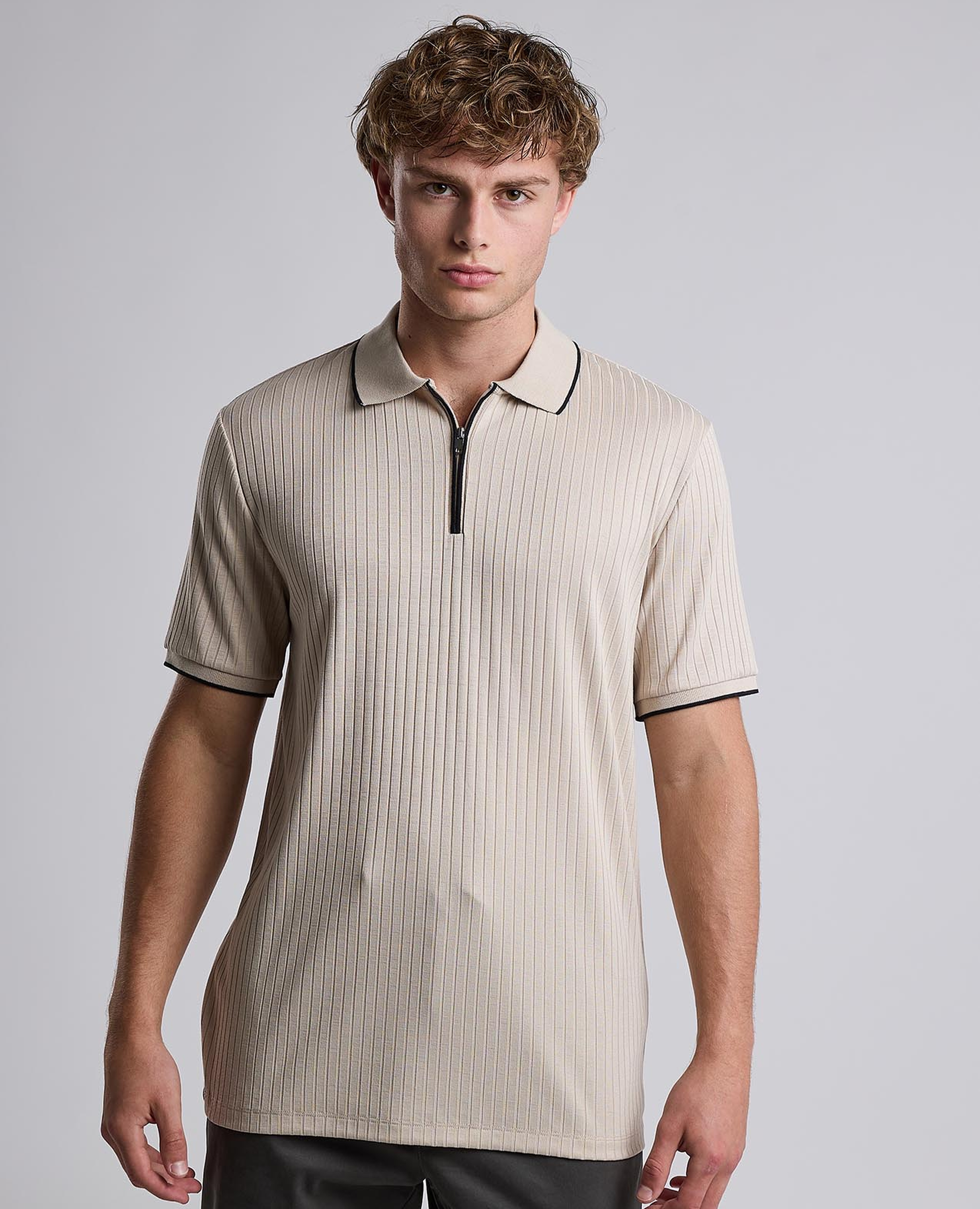 تيشيرت بولو مرن بياقة قميص وأكمام قصيرة