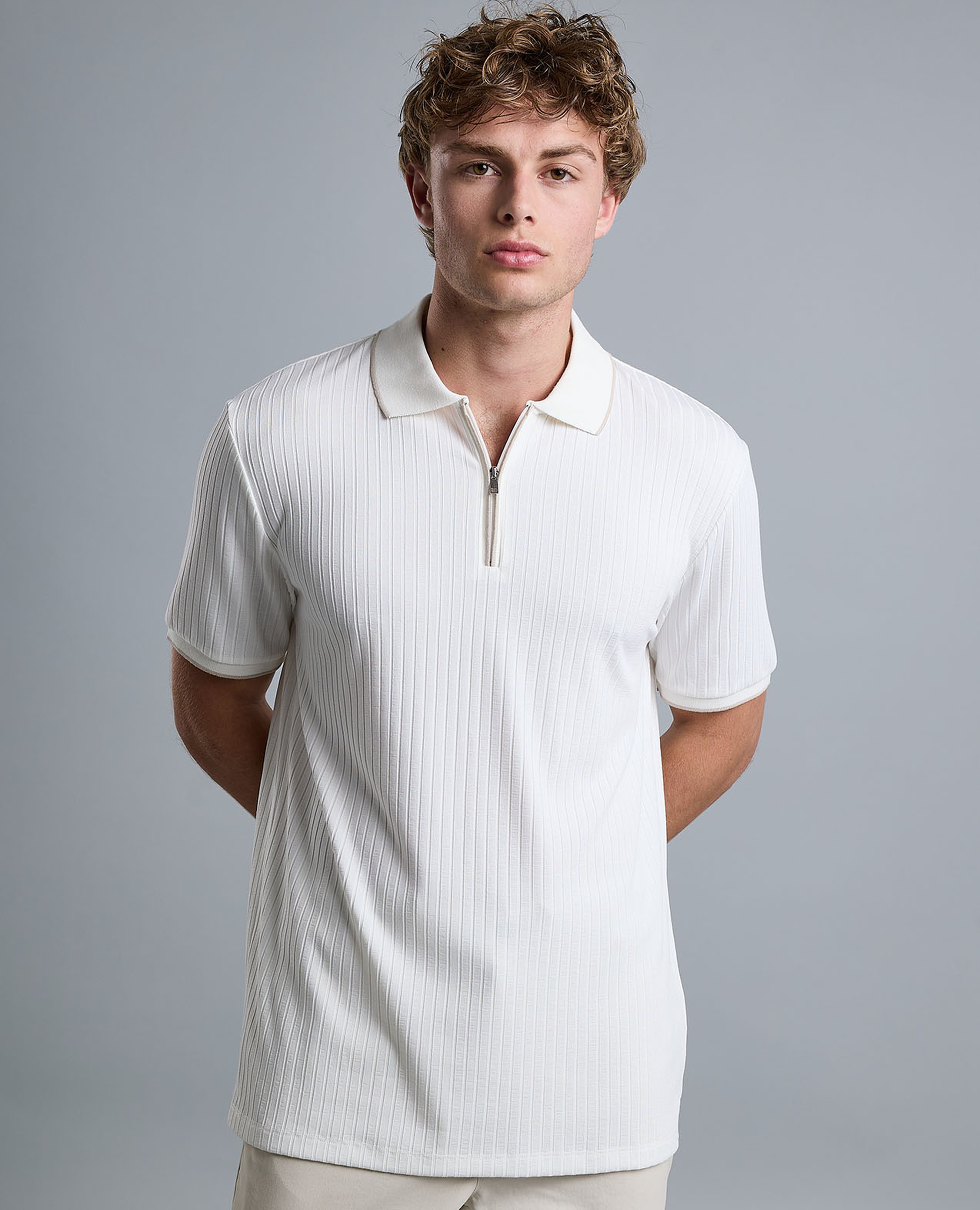 تيشيرت بولو مرن بياقة قميص وأكمام قصيرة