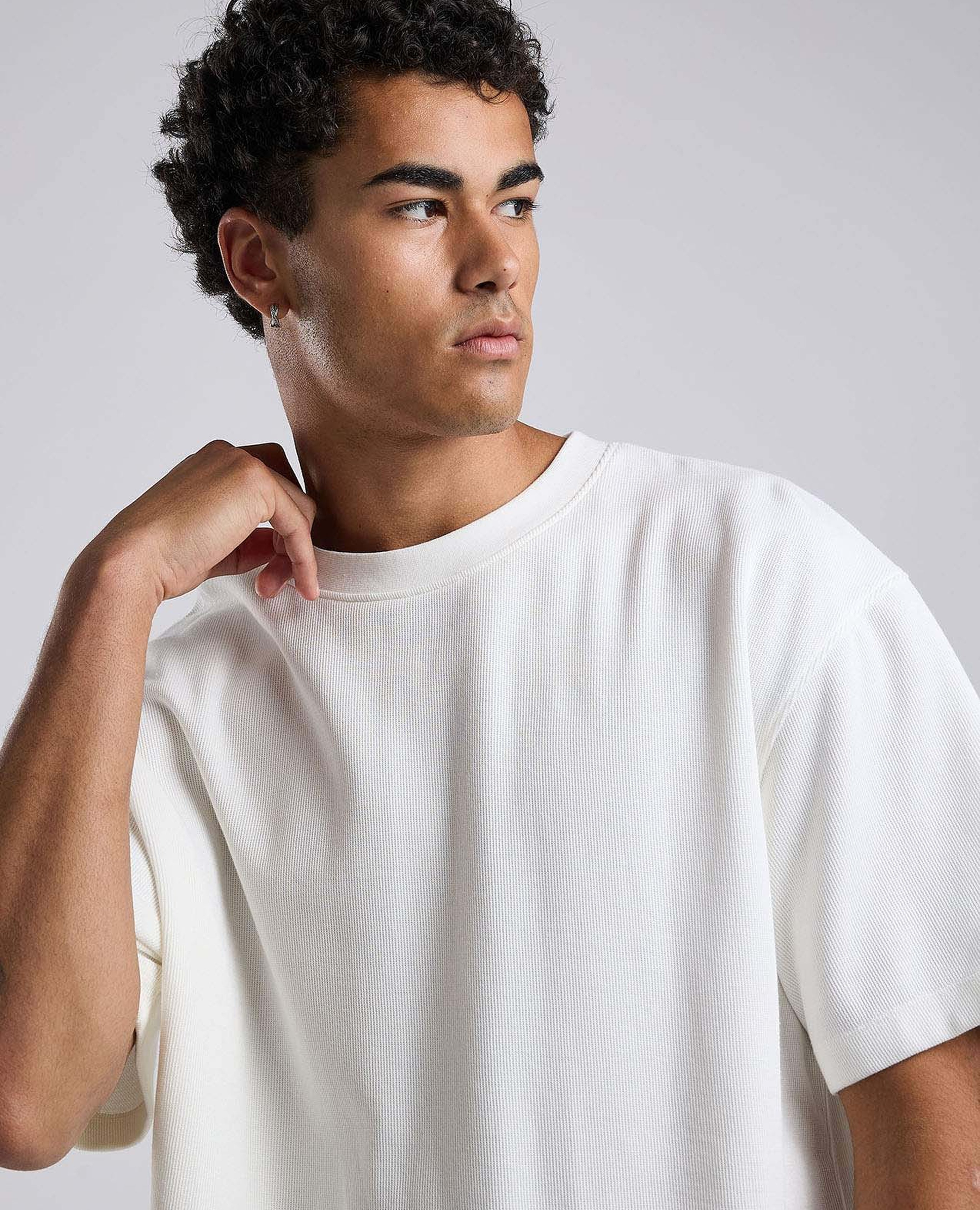 تيشيرت بياقة دائرية وأكمام قصيرة