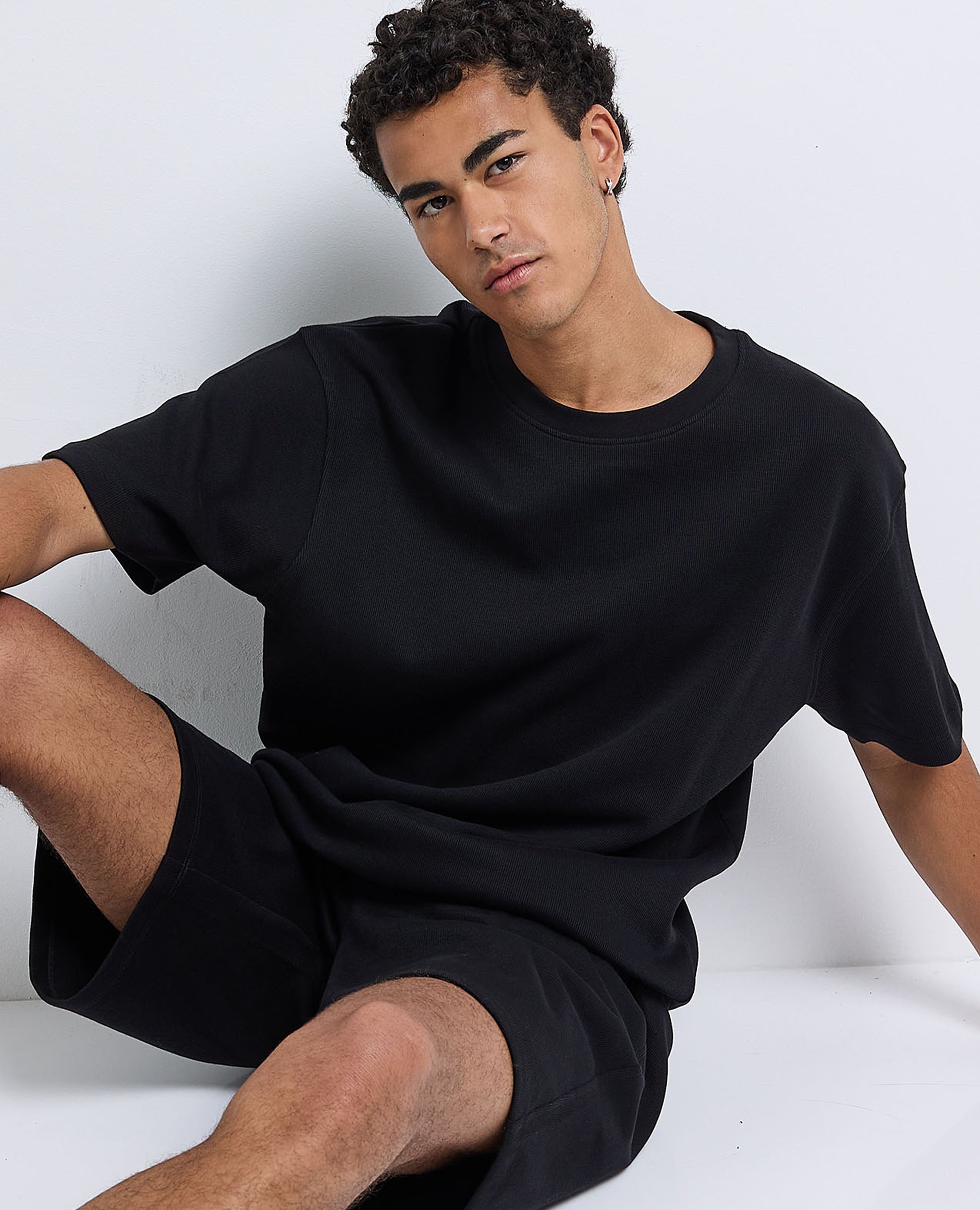 تيشيرت بياقة دائرية وأكمام قصيرة