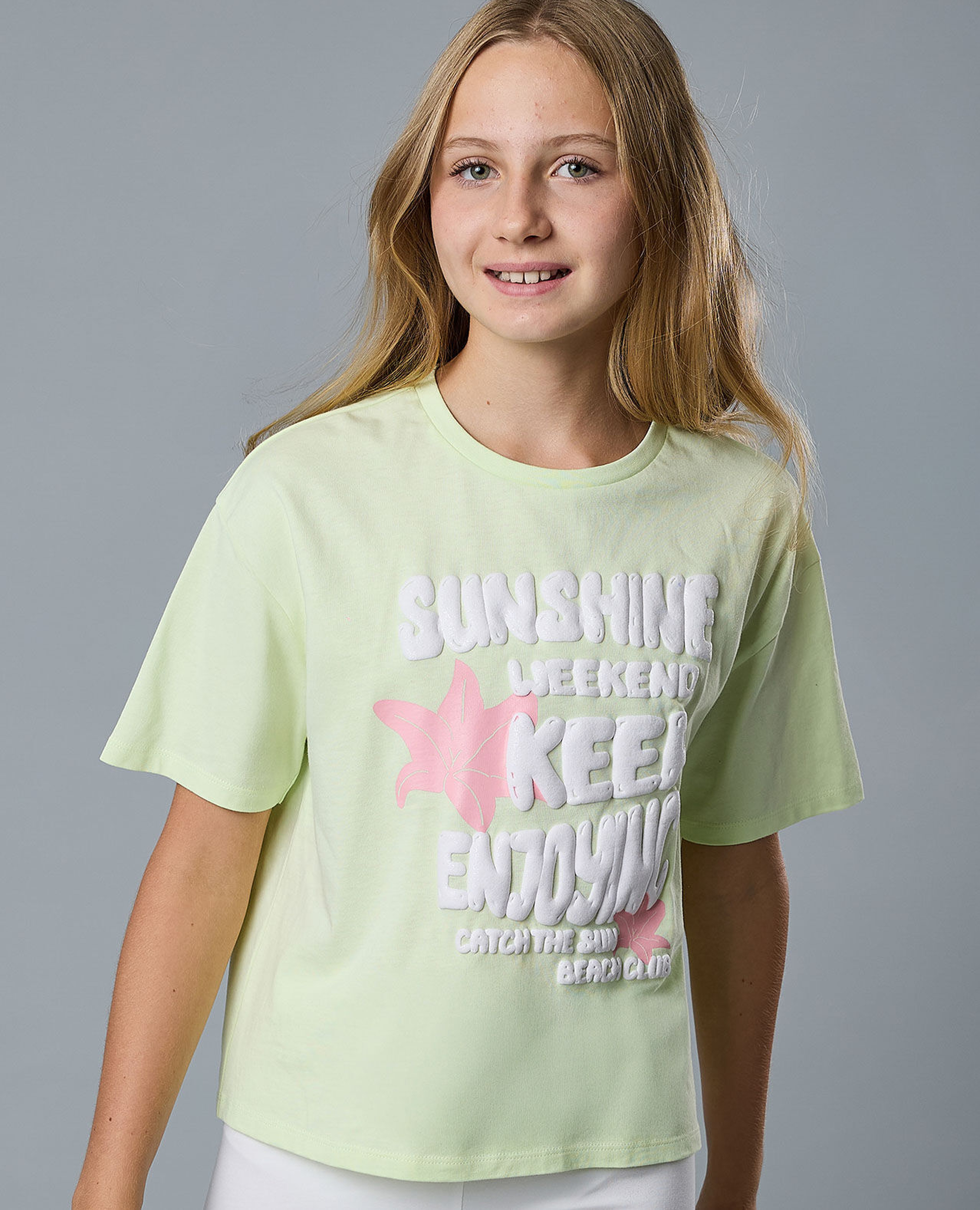 تيشيرت بطبعة بياقة دائرية وأكمام قصيرة