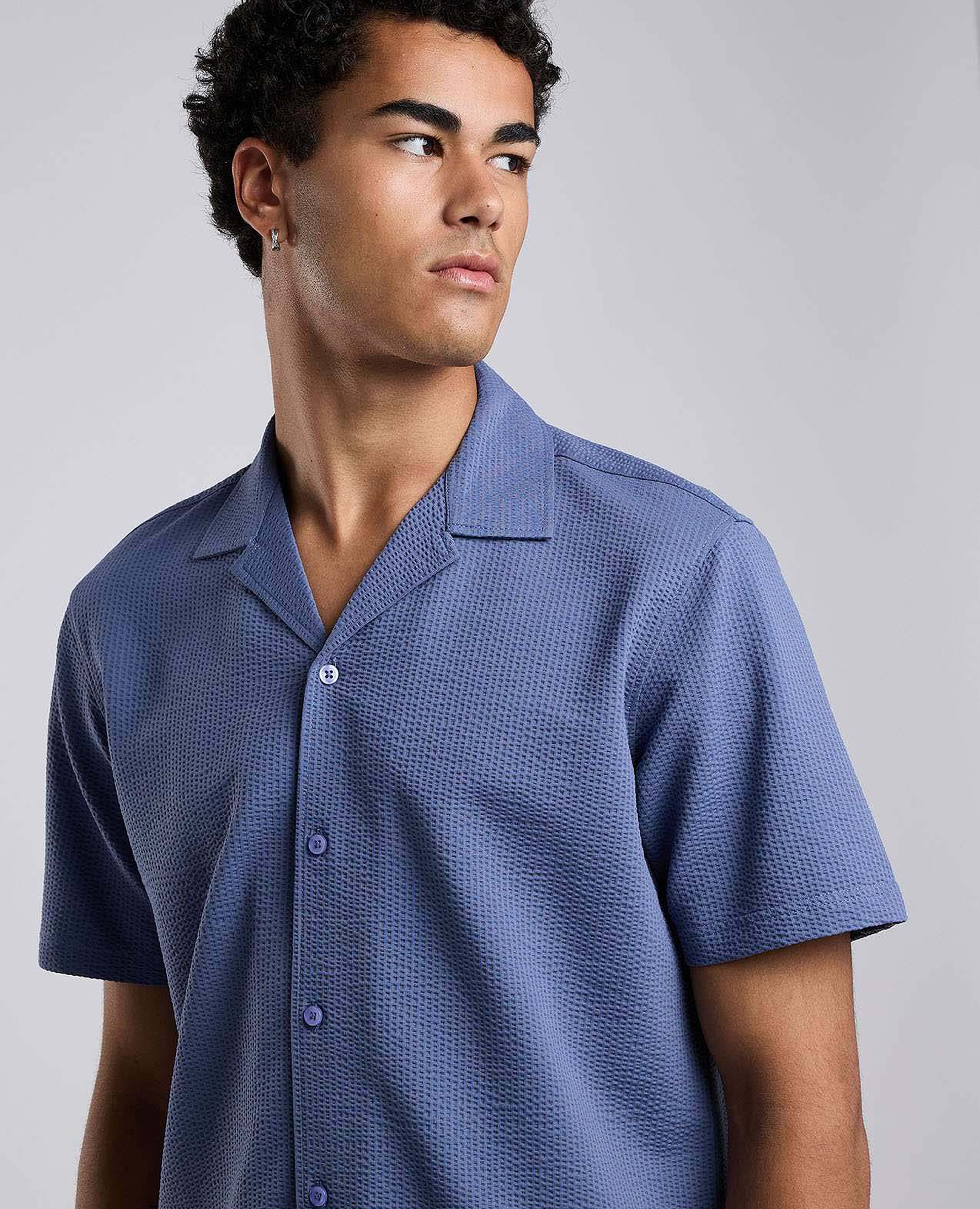 قميص محاك بياقة مفتوحة وأكمام قصيرة