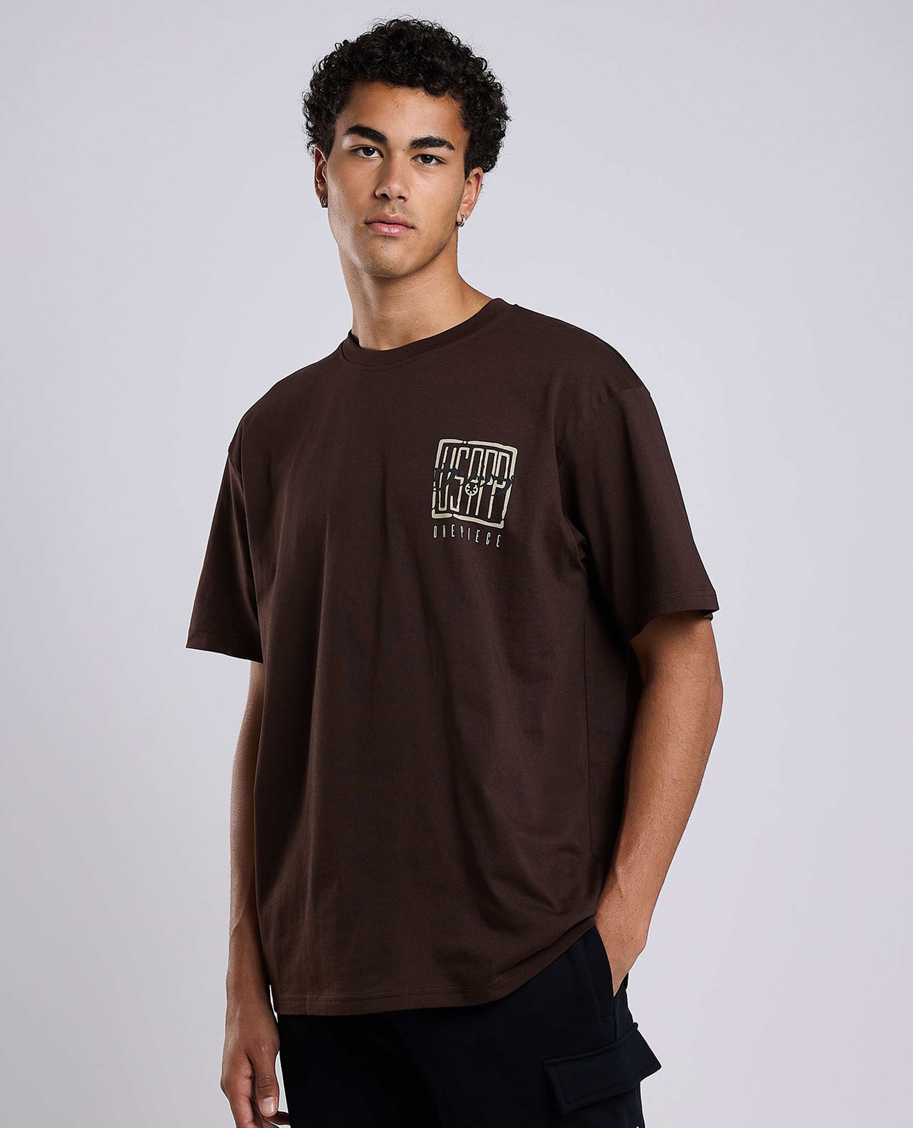 تيشيرت بطبعة بياقة دائرية وأكمام قصيرة