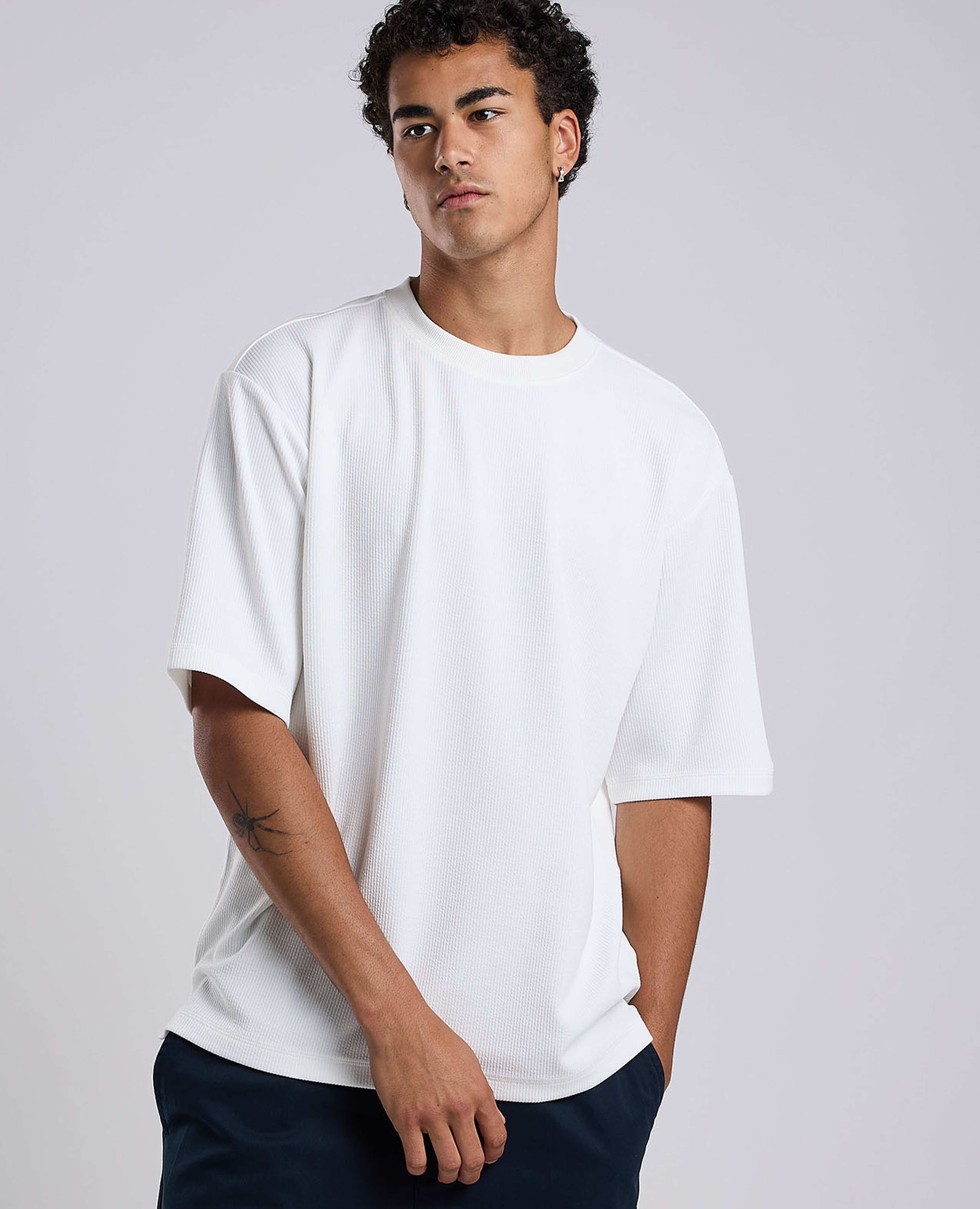 تيشيرت محبوك بياقة دائرية وأكمام قصيرة