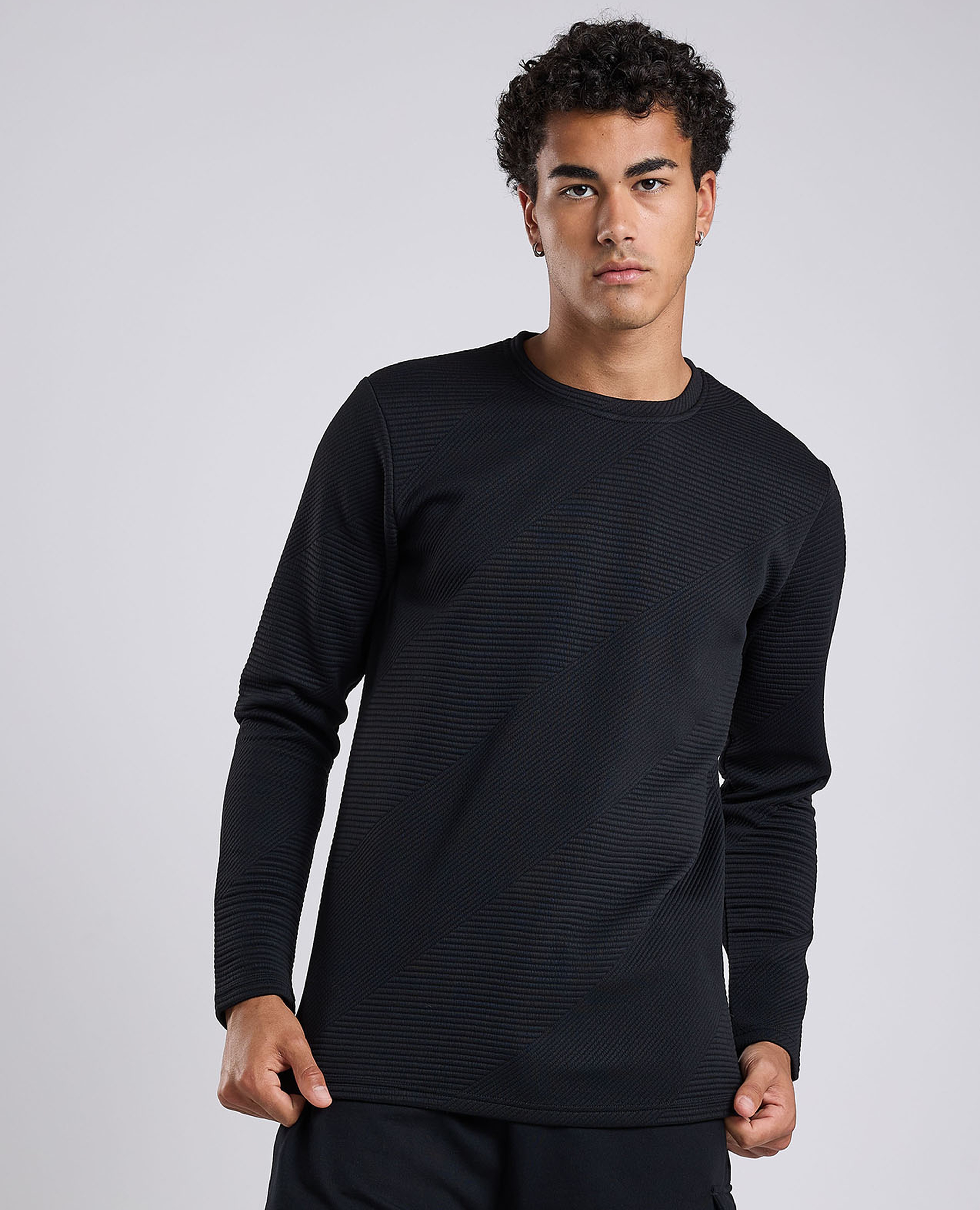 تيشيرت محبوك بياقة دائرية وأكمام طويلة