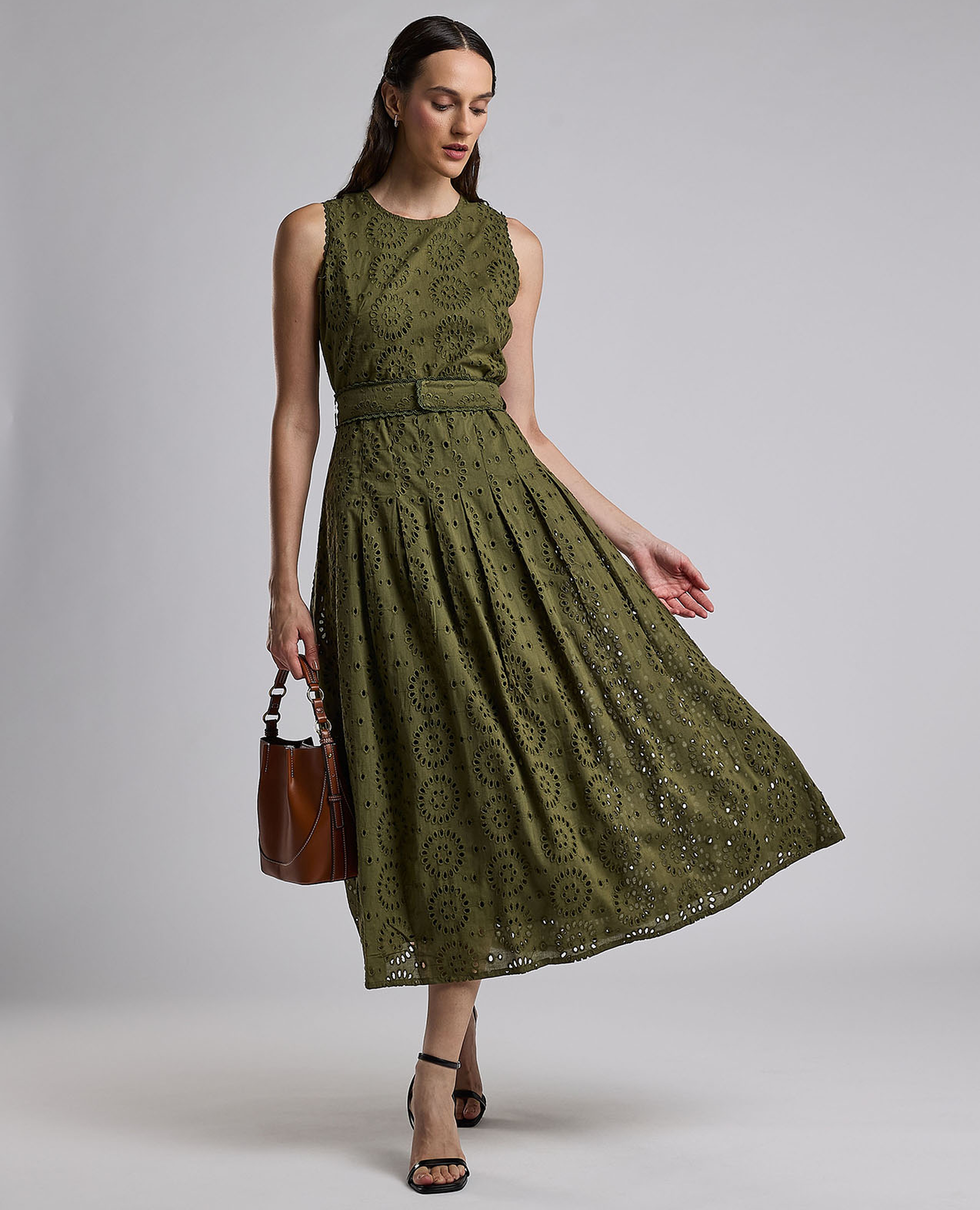 فستان ميدي بدون أكمام