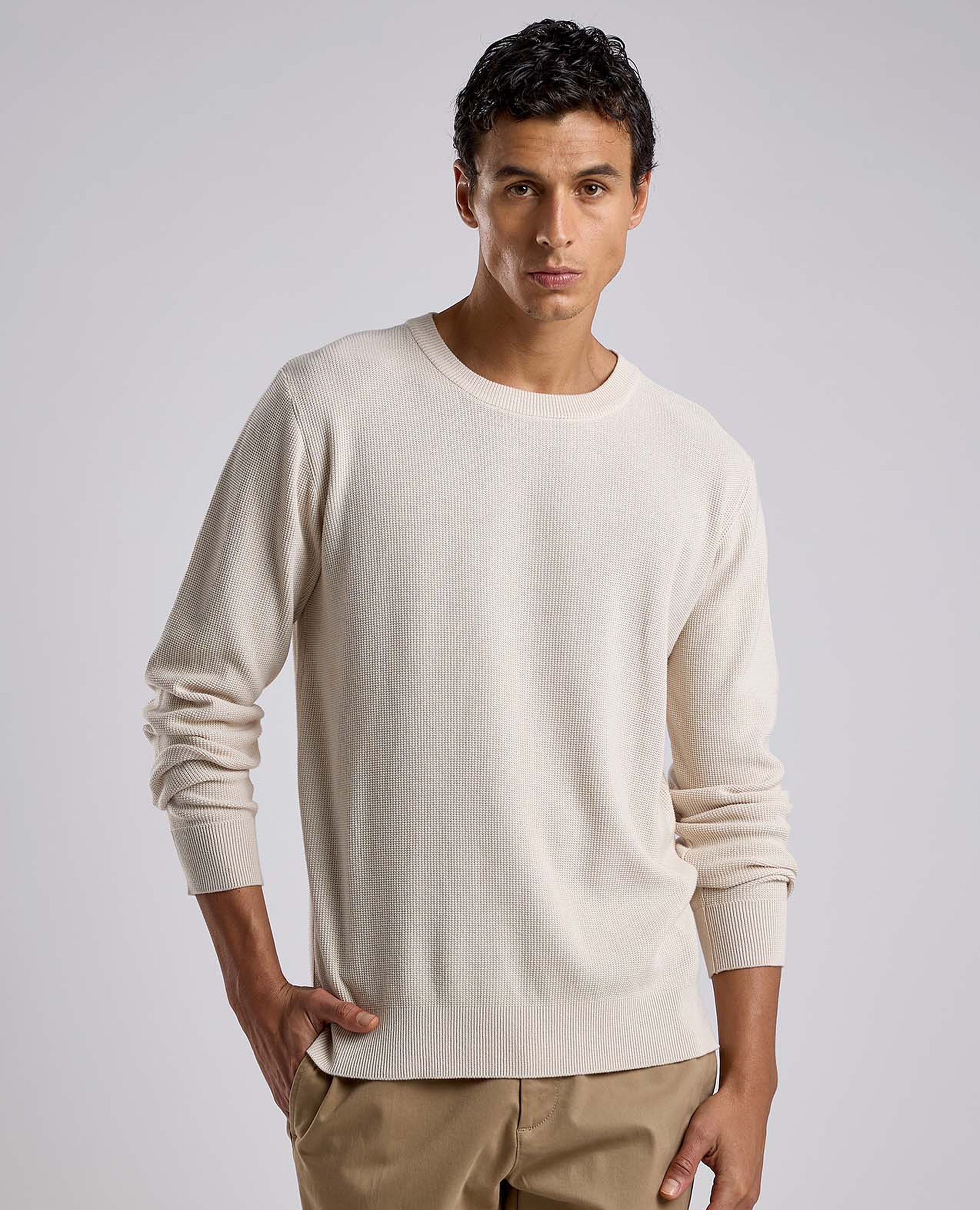 كنزة بنقشة بارزة بياقة دائرية وأكمام طويلة