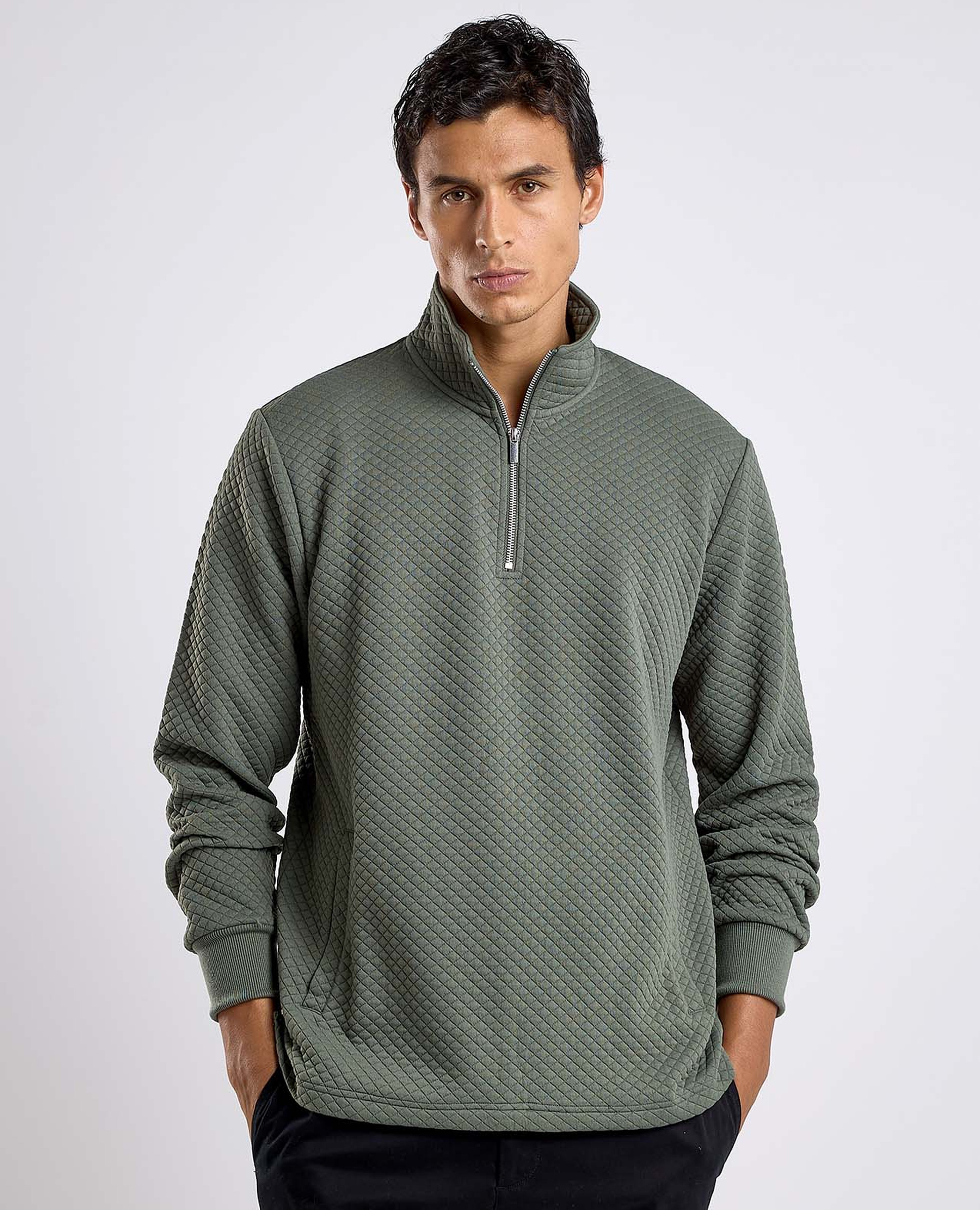 سويتشيرت بنقشة بارزة بياقة عالية وأكمام طويلة