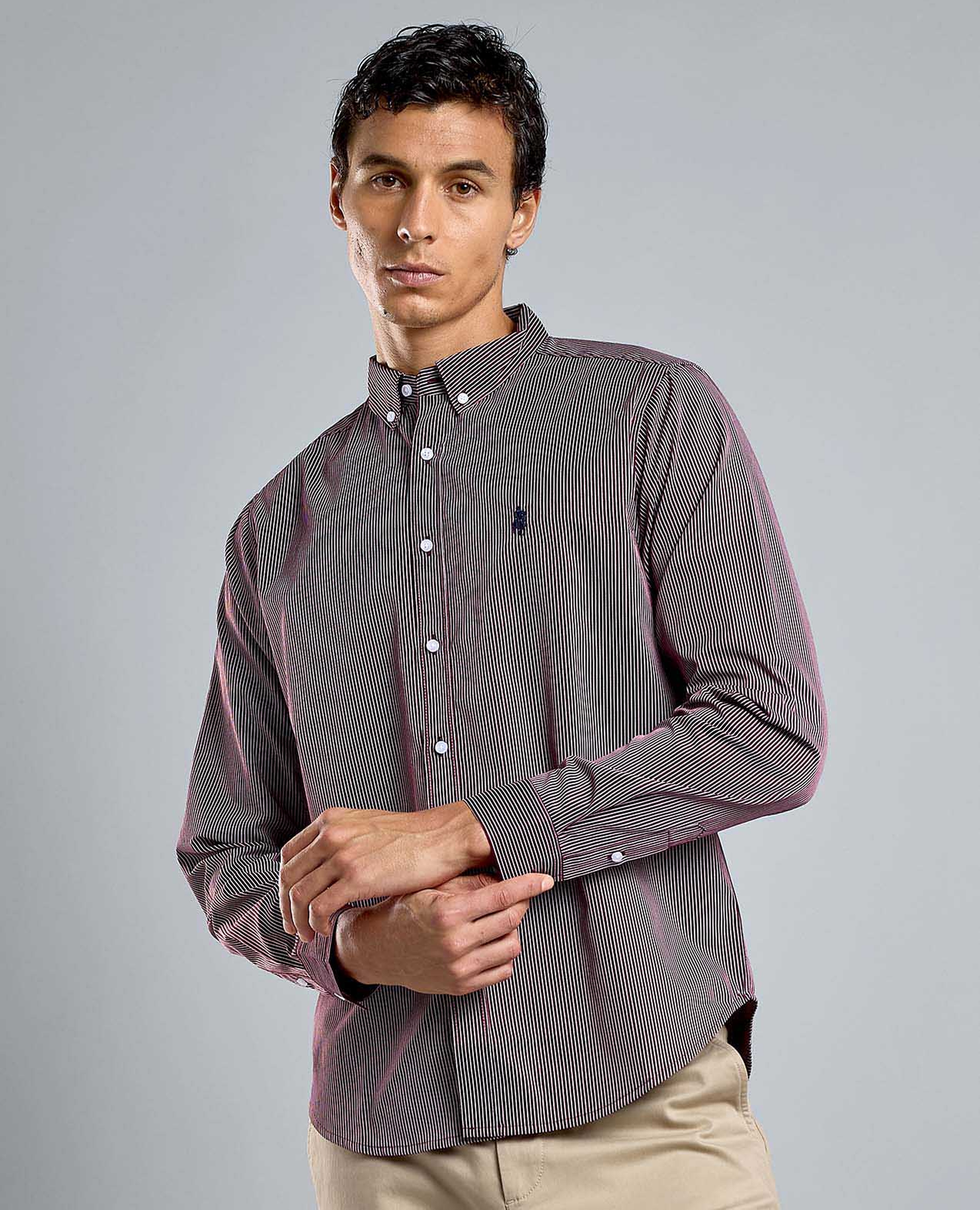 قميص مخطط بياقة بأزرار وأكمام طويلة