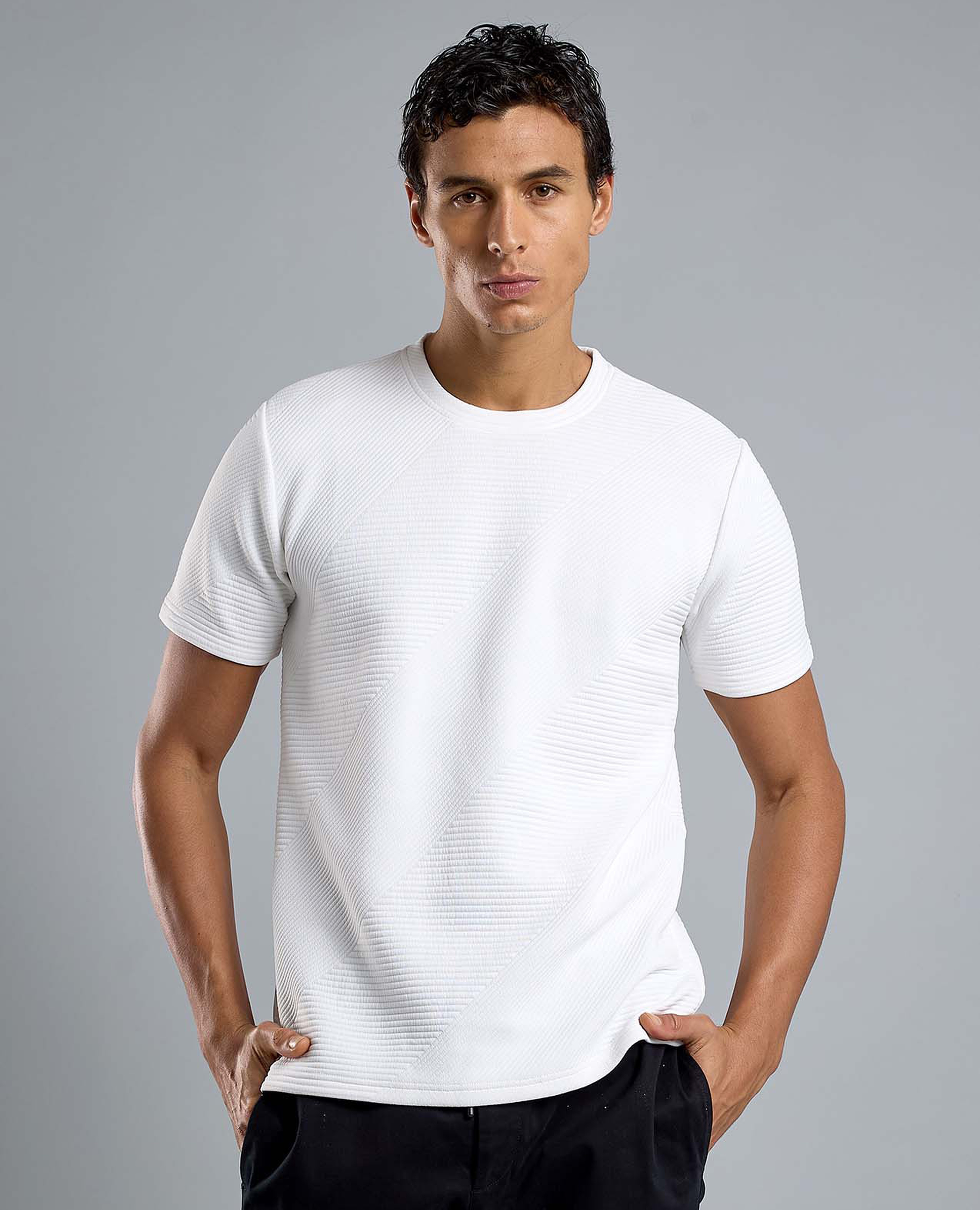 تيشيرت سادة بياقة دائرية وأكمام قصيرة