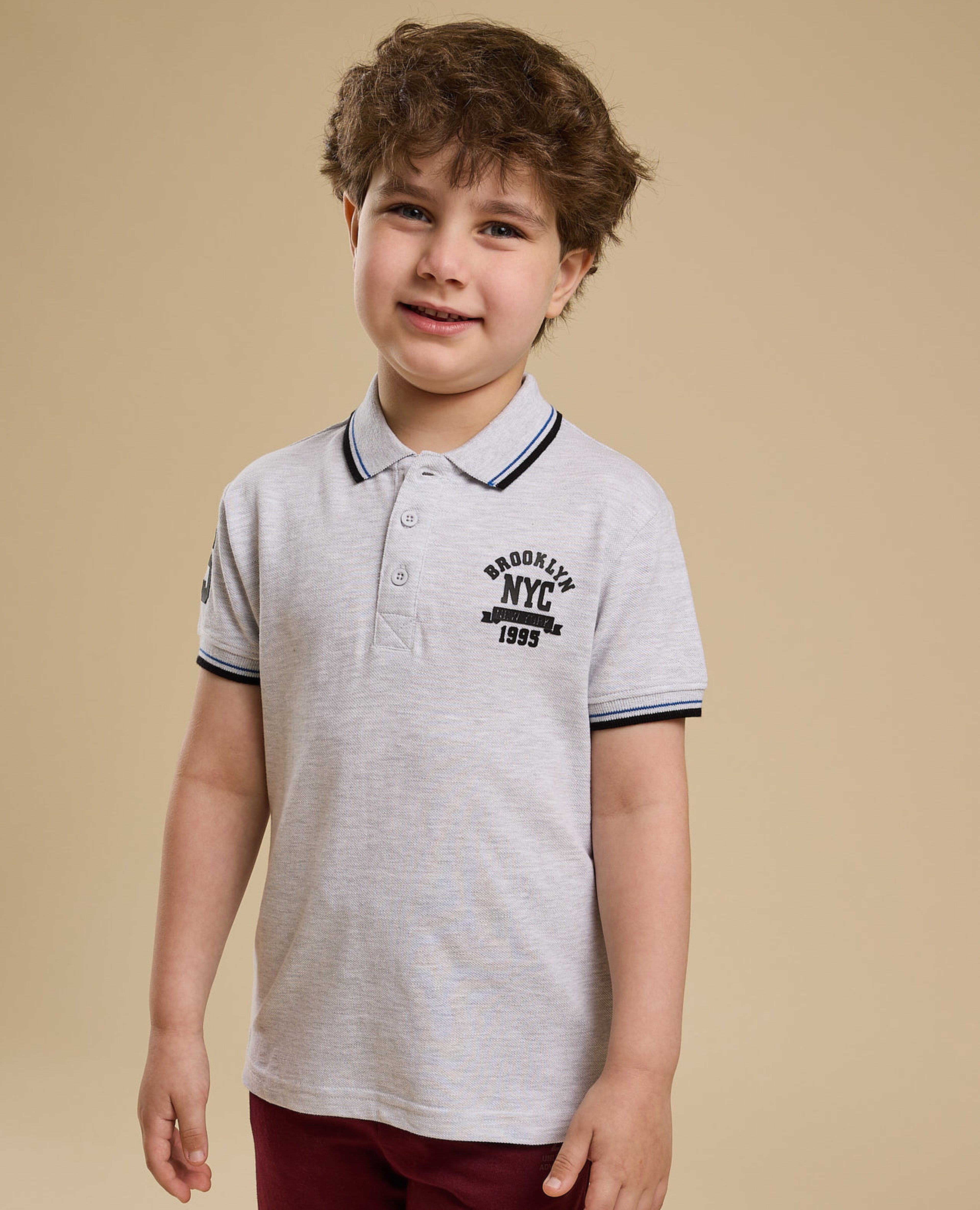 تيشيرت بولو بطبعة وأكمام قصيرة