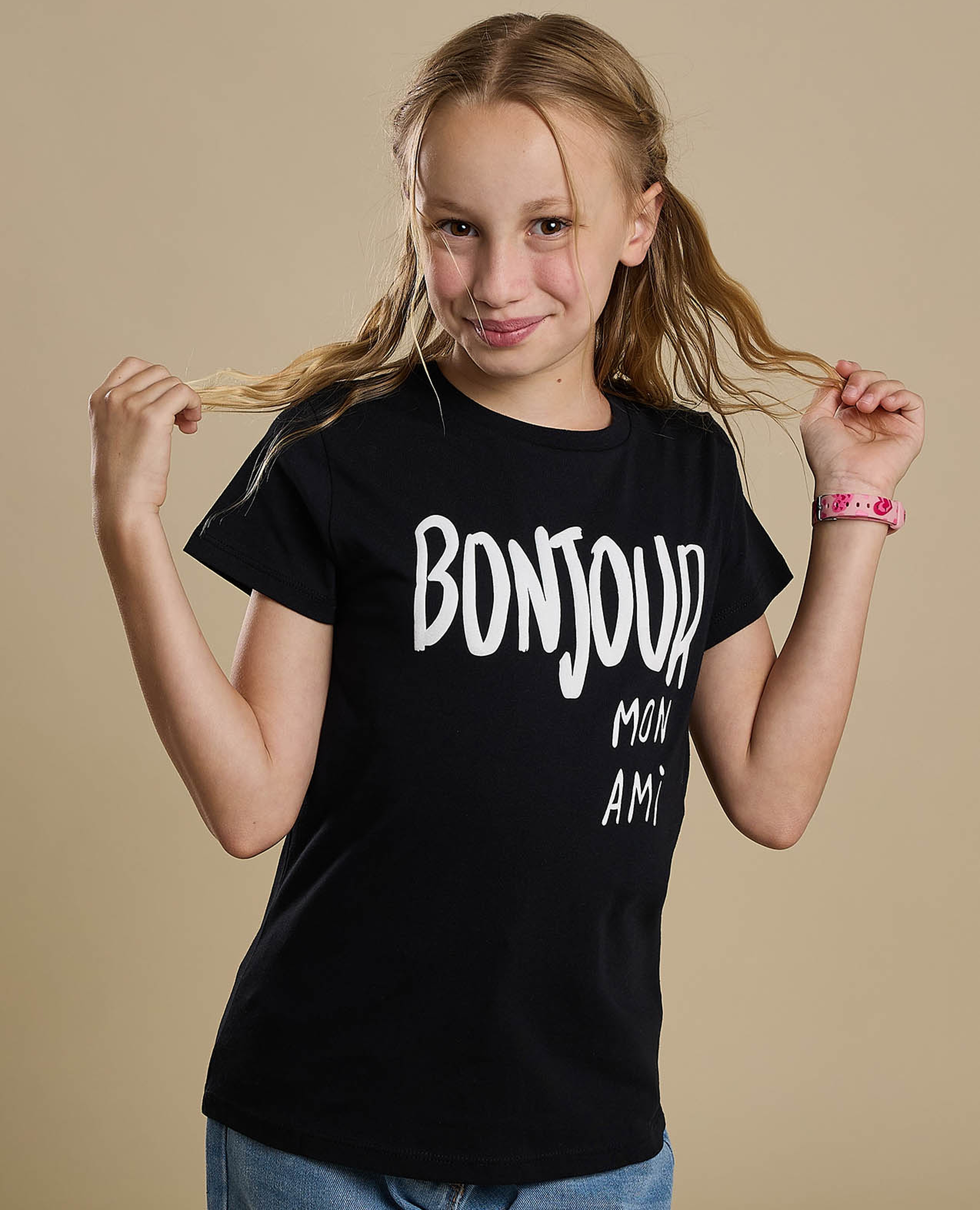 تيشيرت بطبعة جرافيك برقبة دائرية وأكمام قصيرة