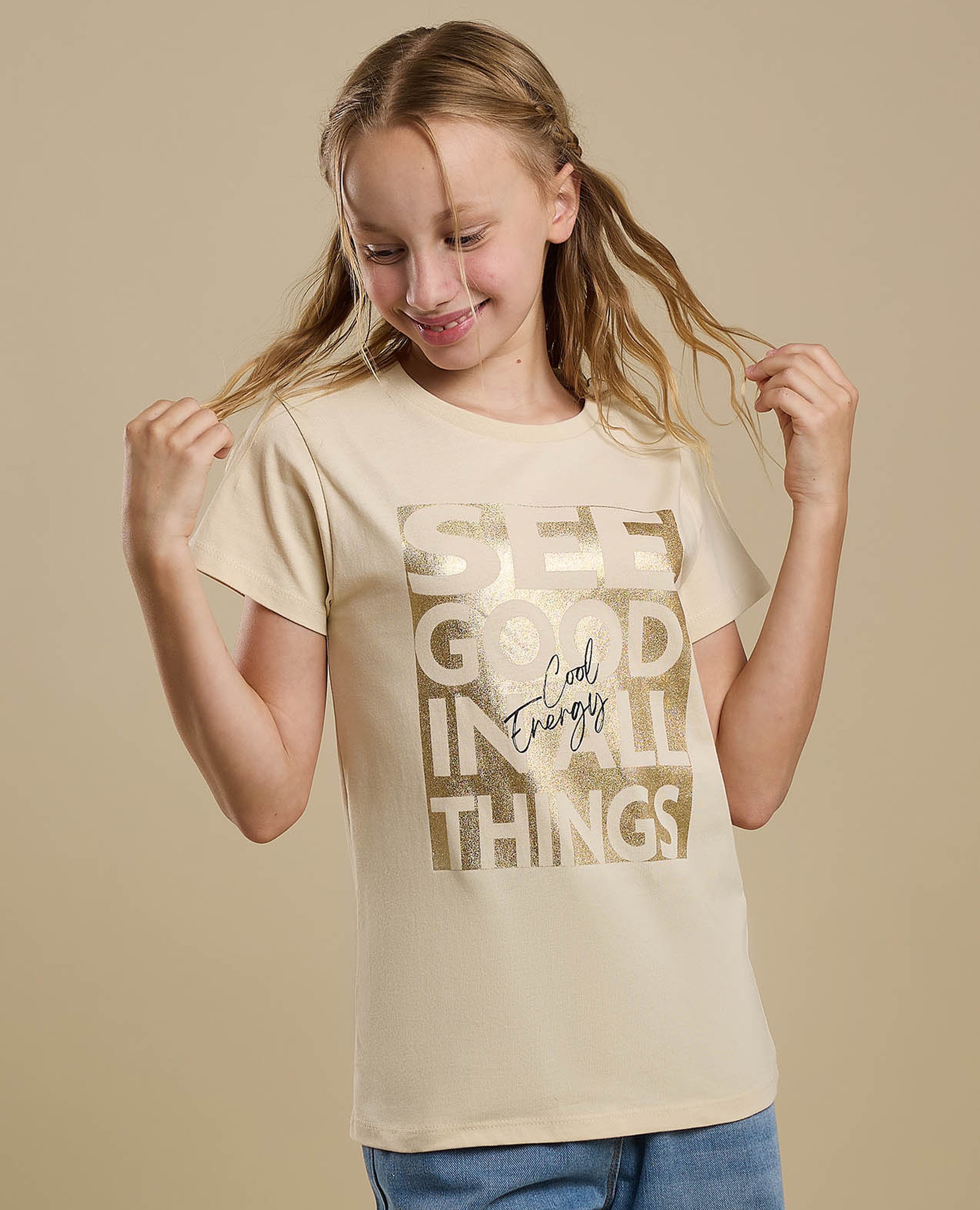 تيشيرت بطبعة فويل برقبة دائرية وأكمام قصيرة