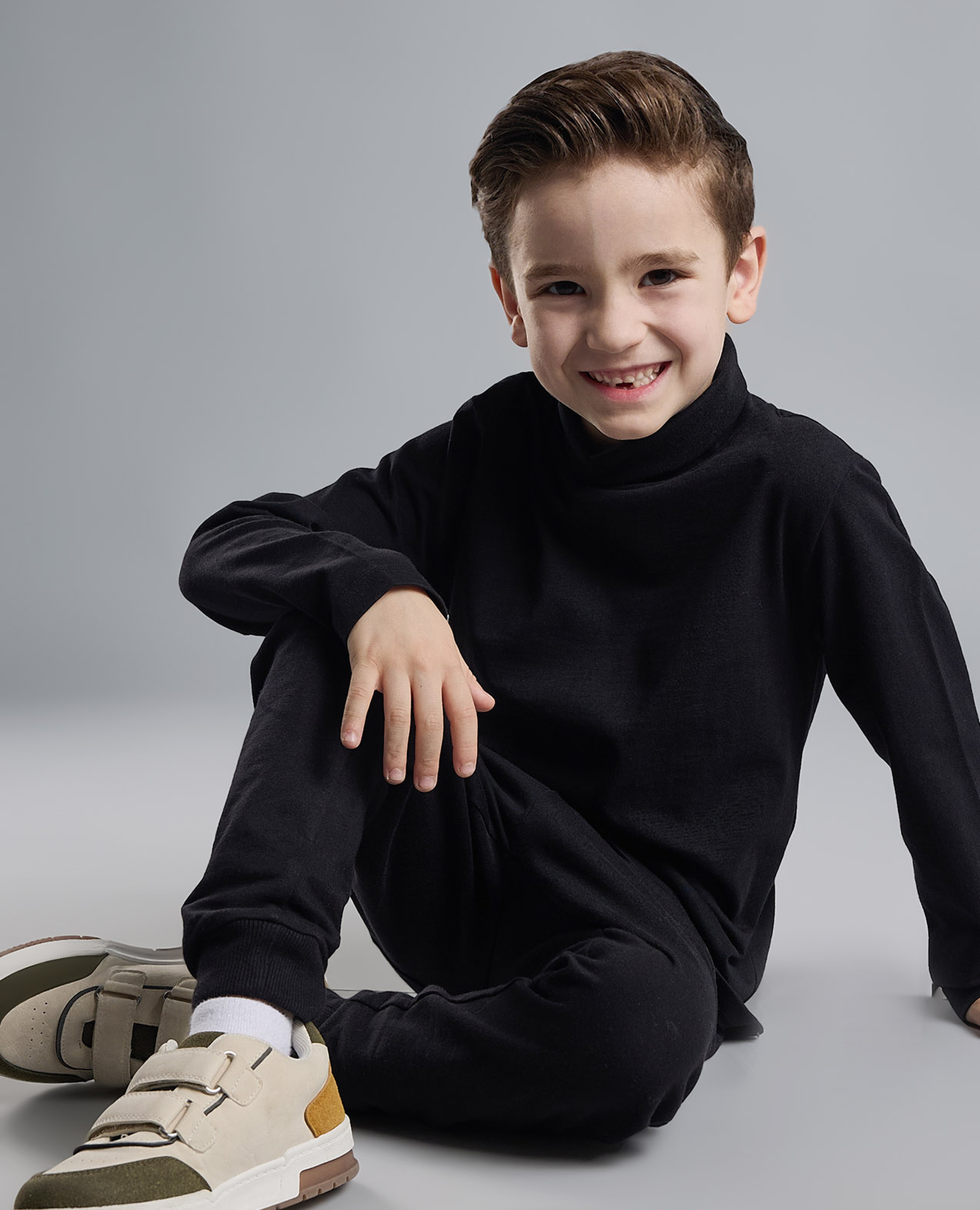 تيشيرت  برقبة عالية وأكمام طويلة