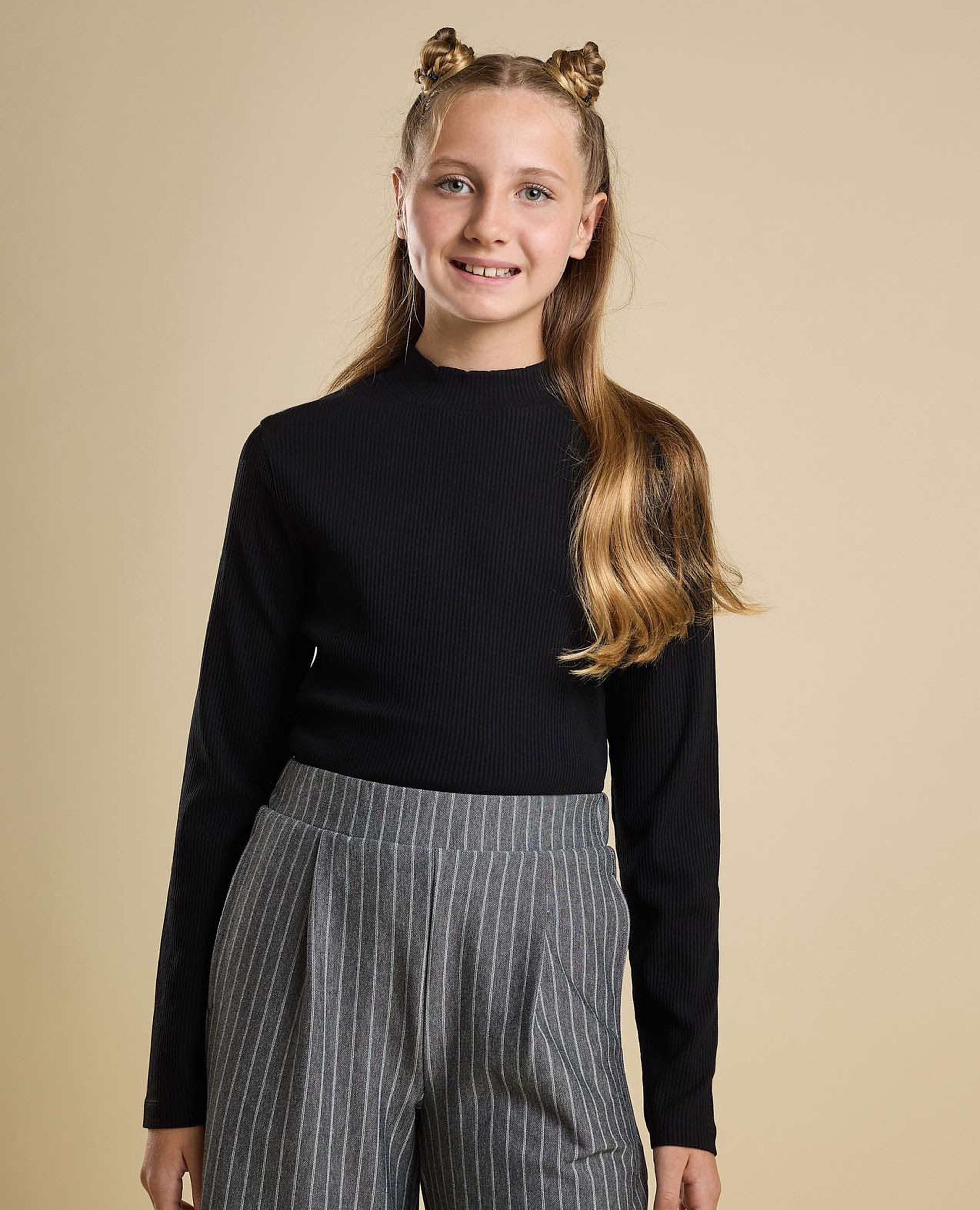 توب  برقبة عالية وأكمام طويلة