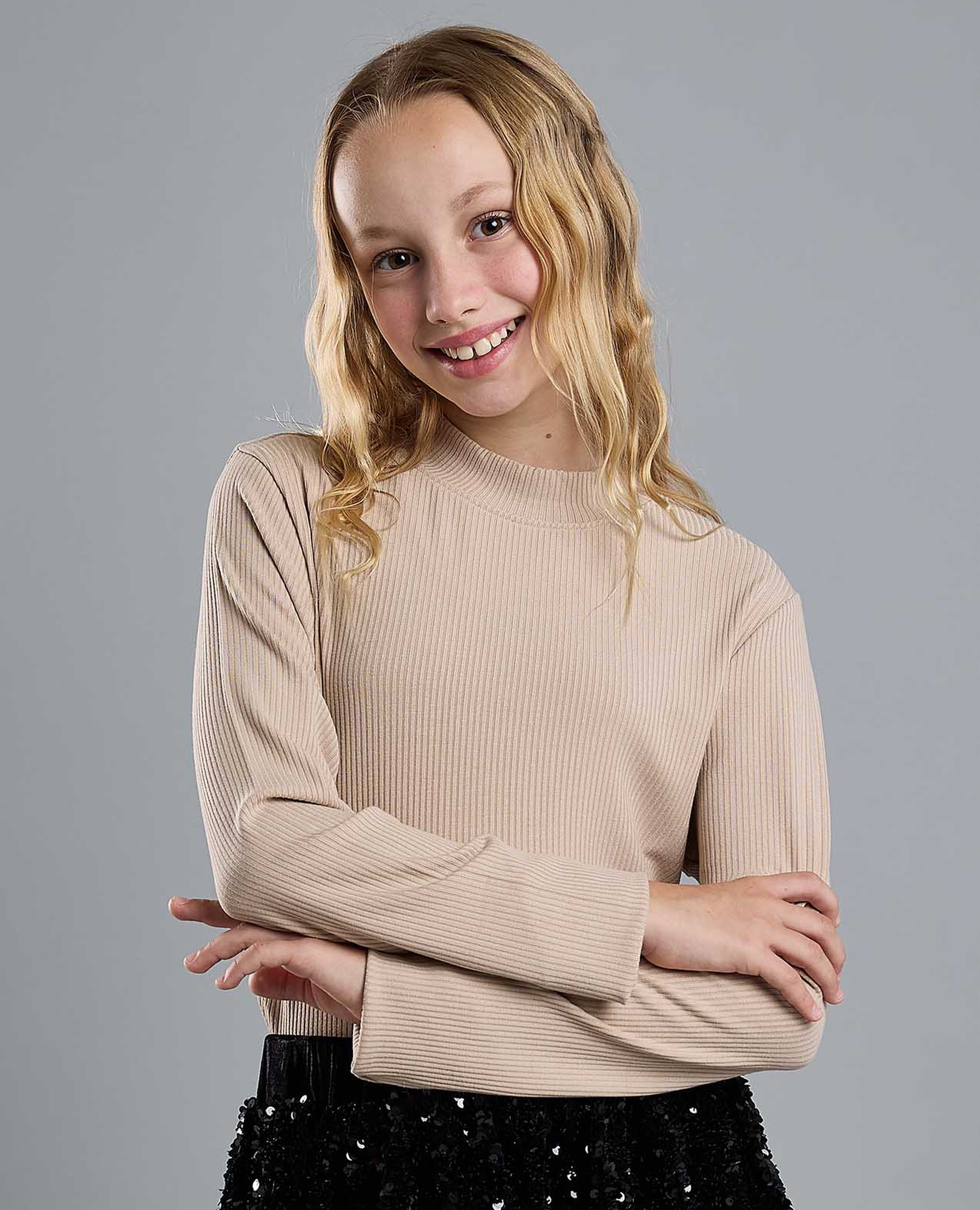 توب مرن برقبة عالية وأكمام طويلة