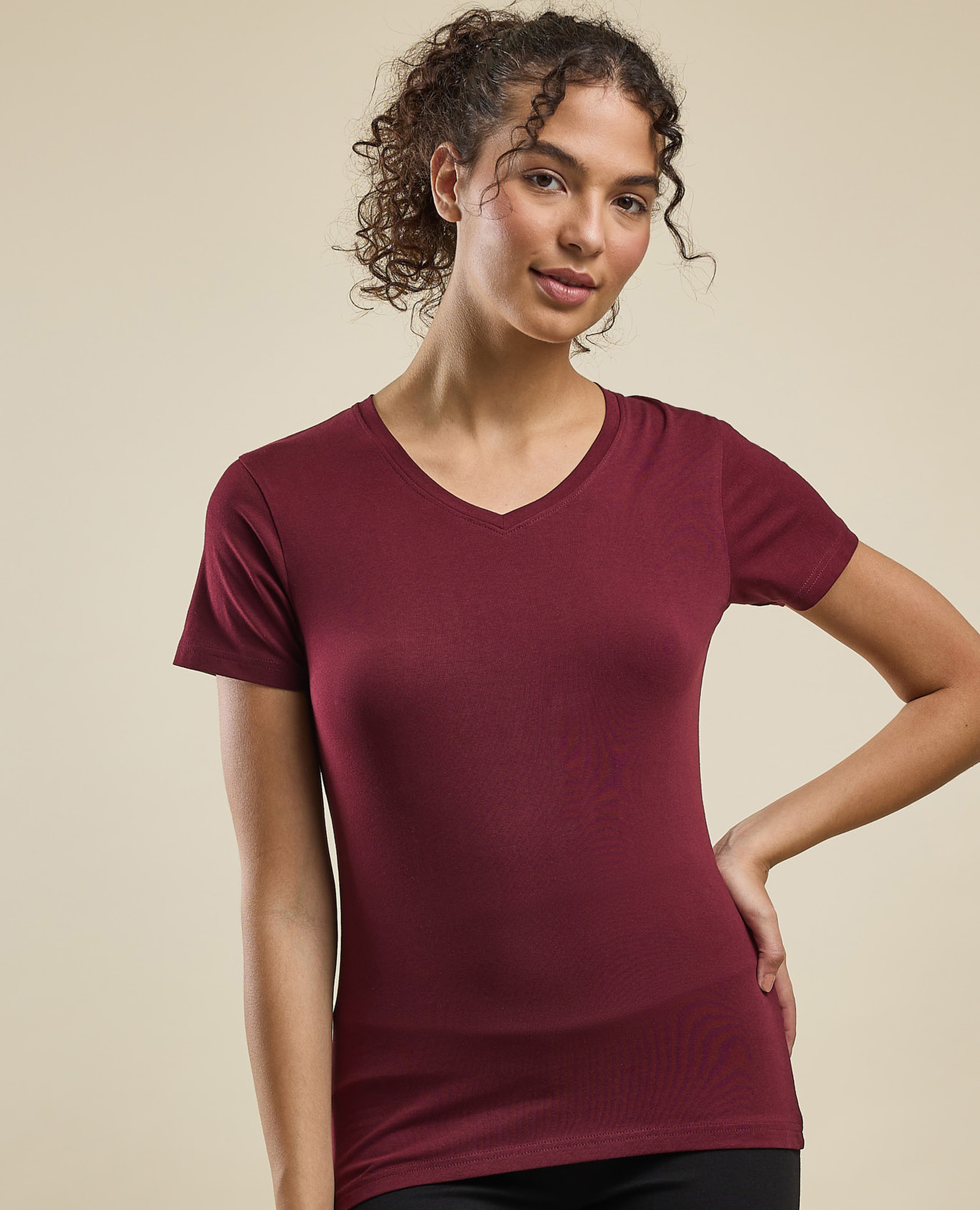 تيشيرت  برقبة V وأكمام قصيرة