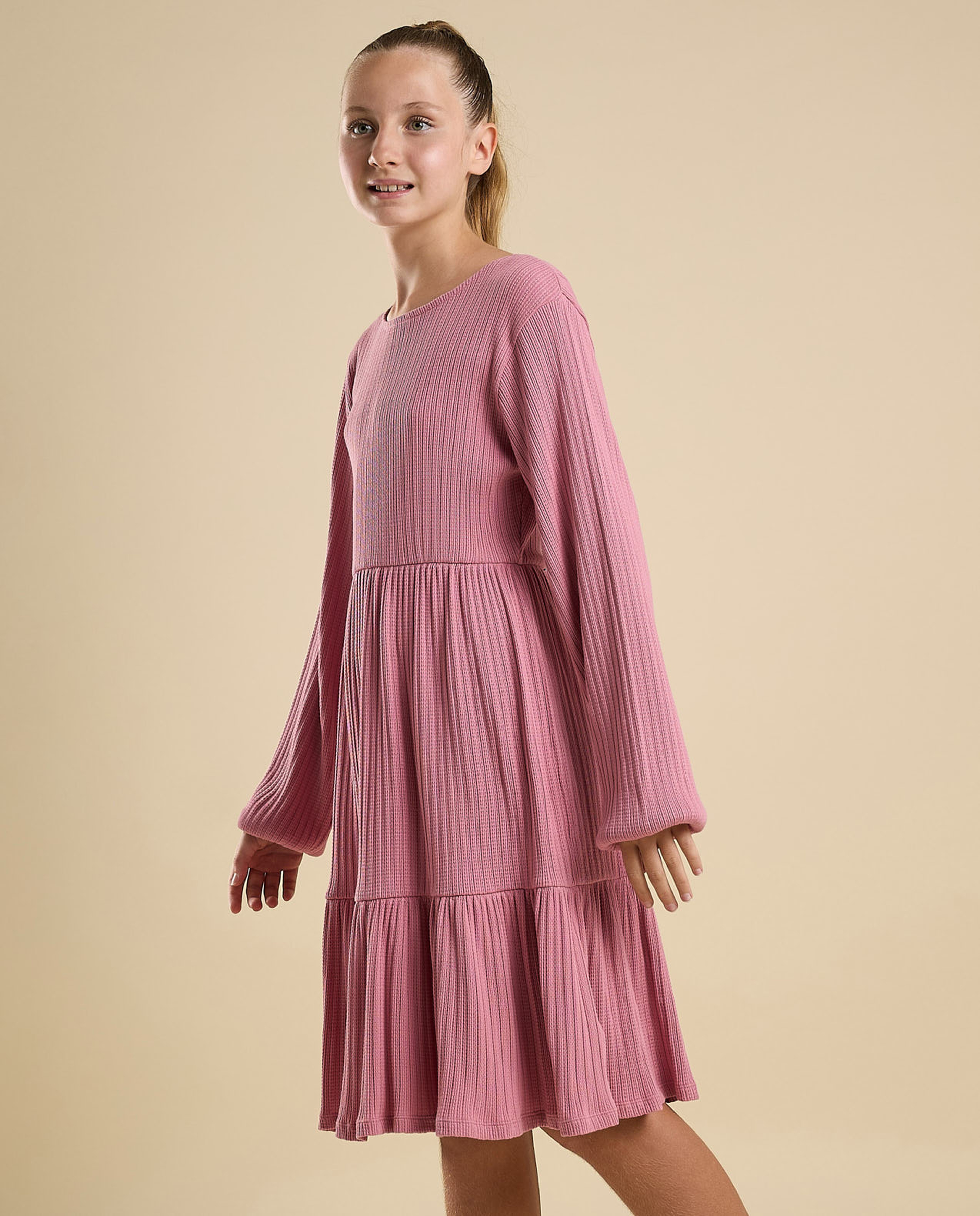 Ribbed Tired Dress with Crew Neck and Long Sleeves