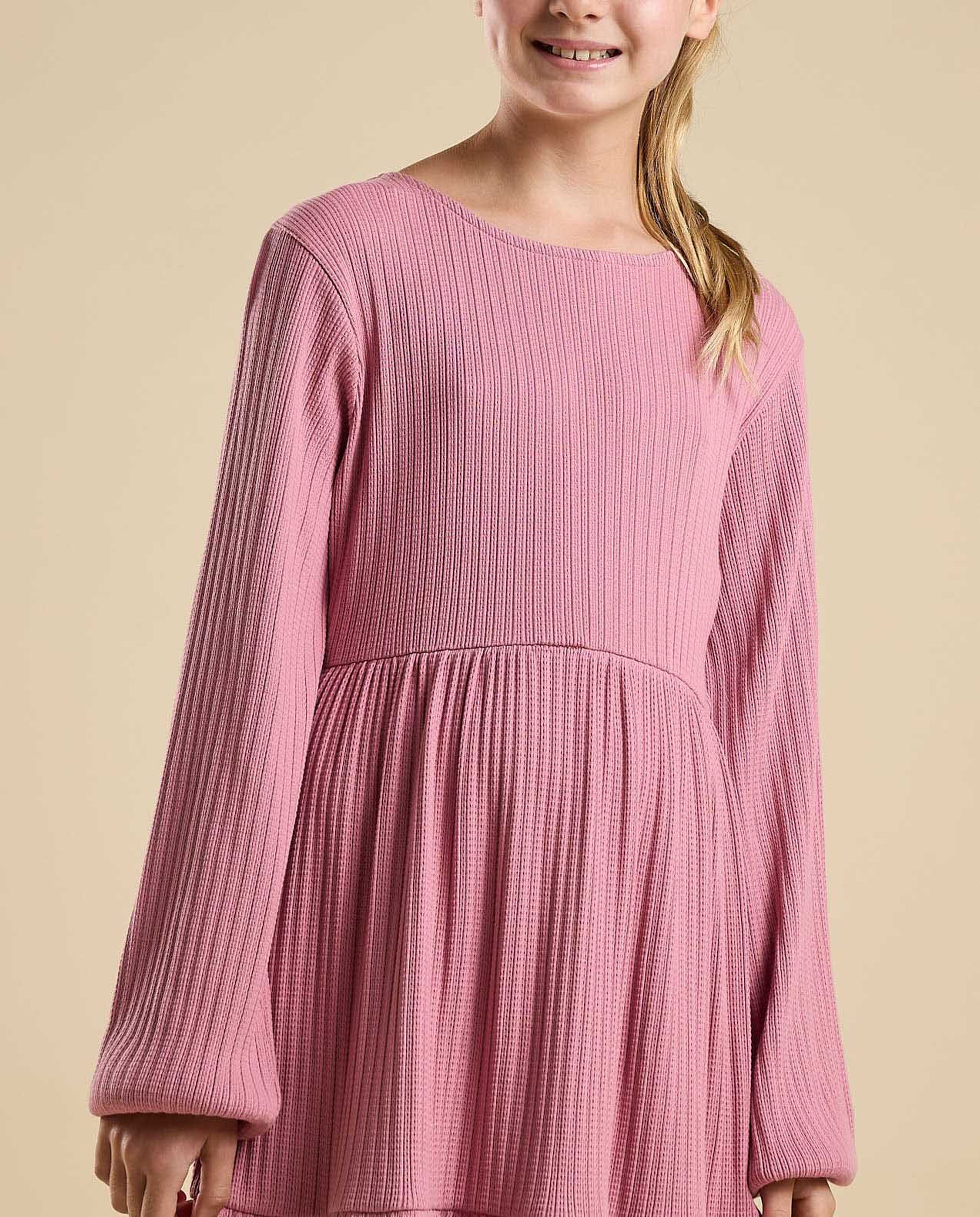 Ribbed Tired Dress with Crew Neck and Long Sleeves