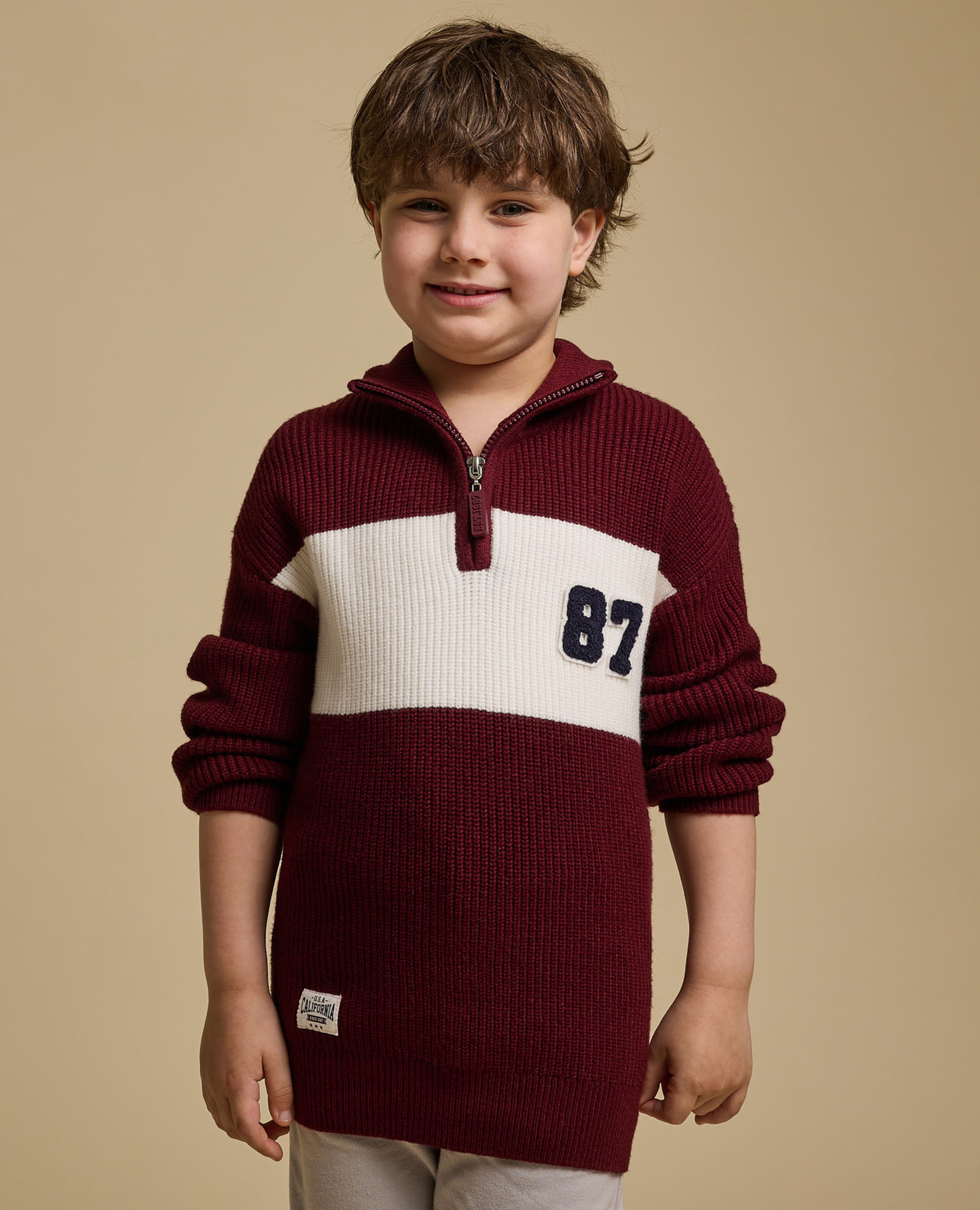 كنزة بلونين برقبة عالية وأكمام طويلة