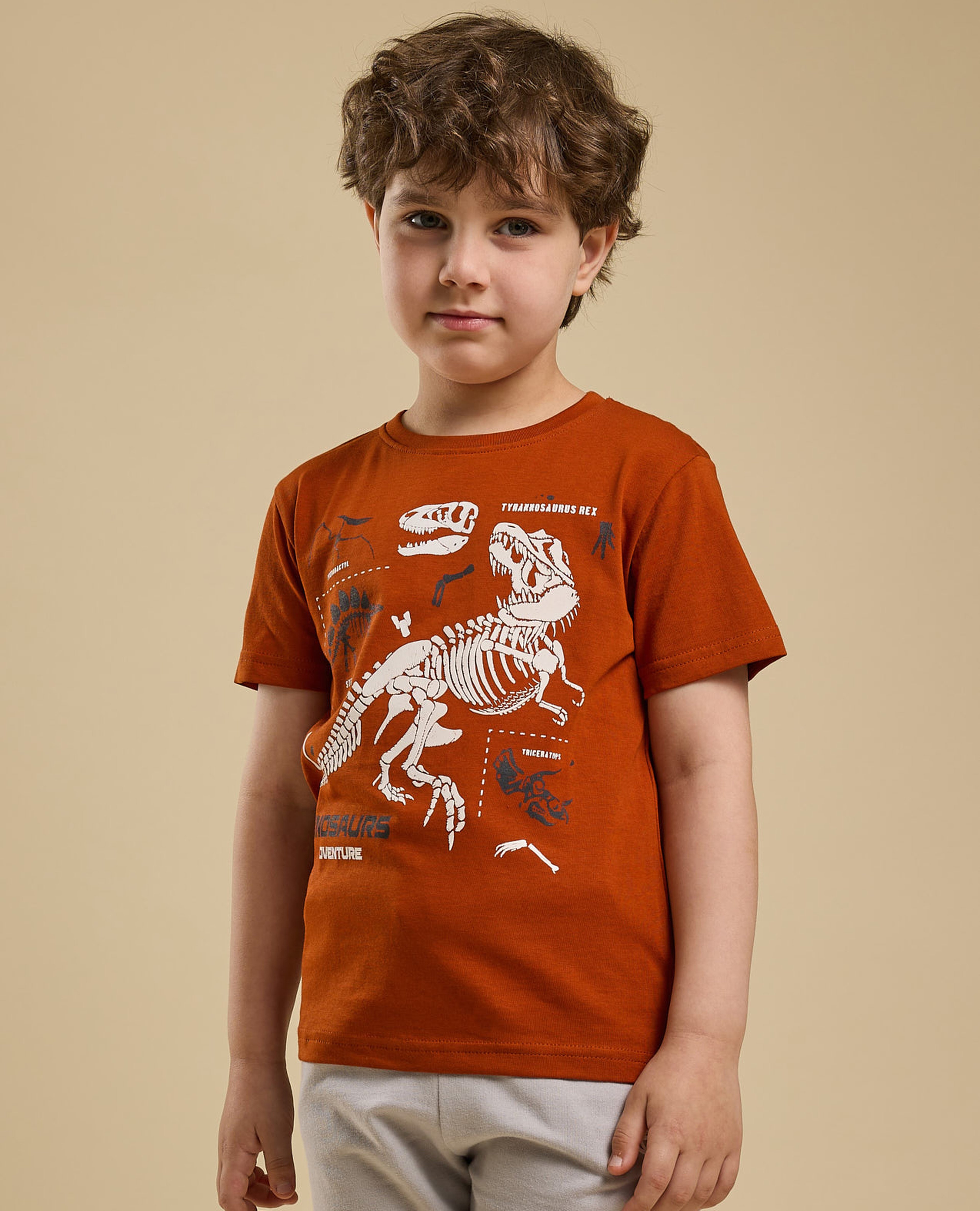 تيشيرت بطبعة جرافيك برقبة دائرية وأكمام قصيرة