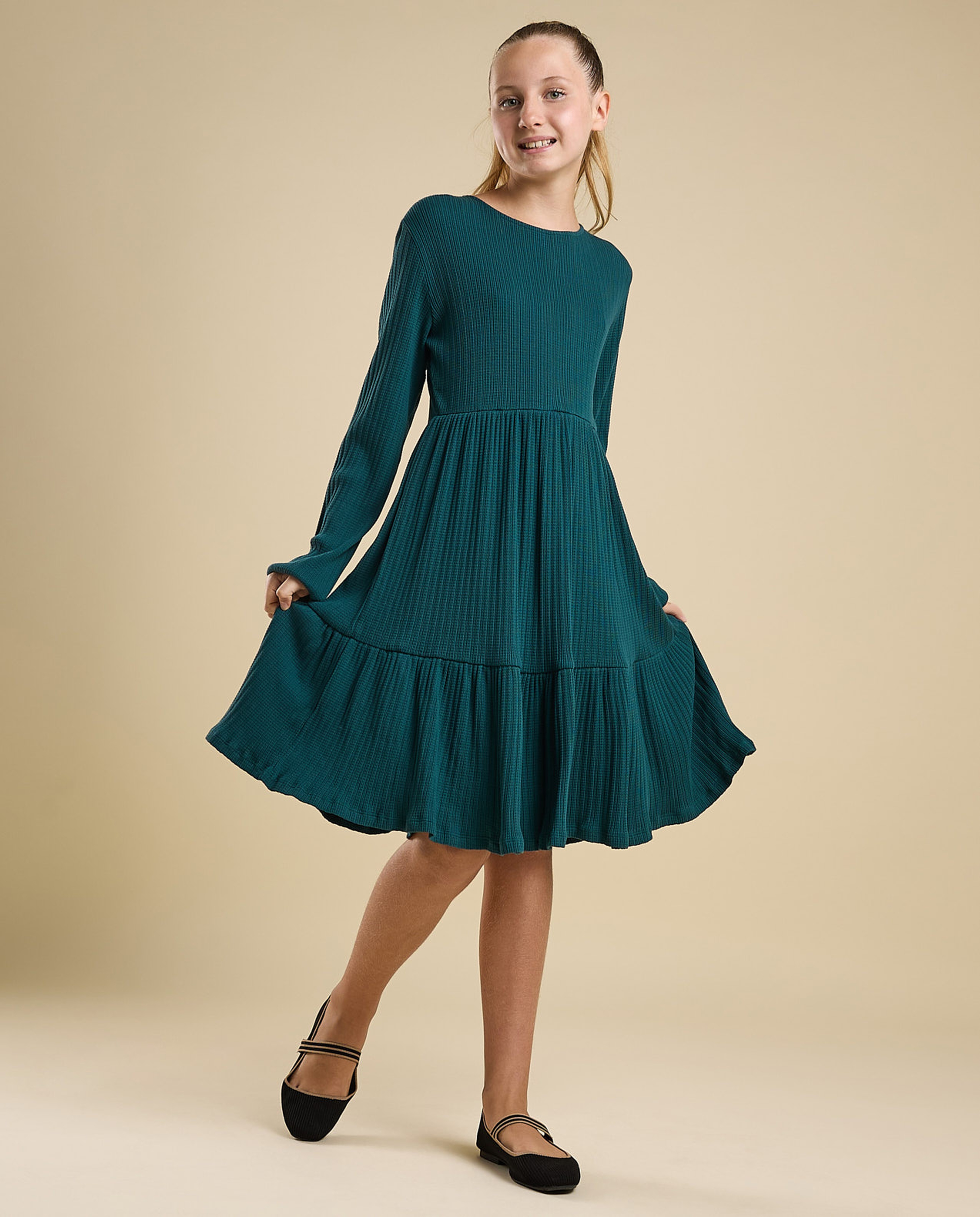 Ribbed Tired Dress with Crew Neck and Long Sleeves