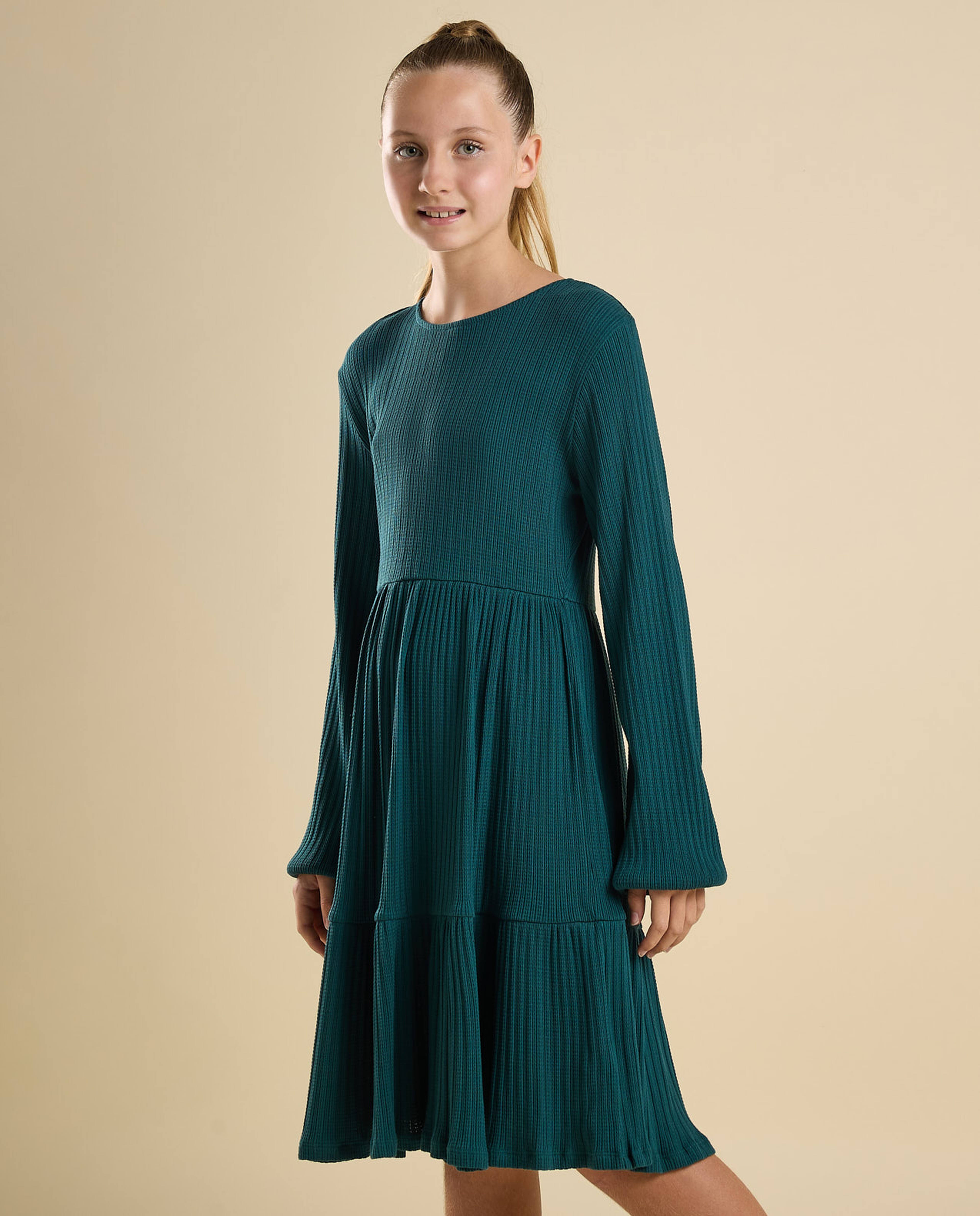 Ribbed Tired Dress with Crew Neck and Long Sleeves